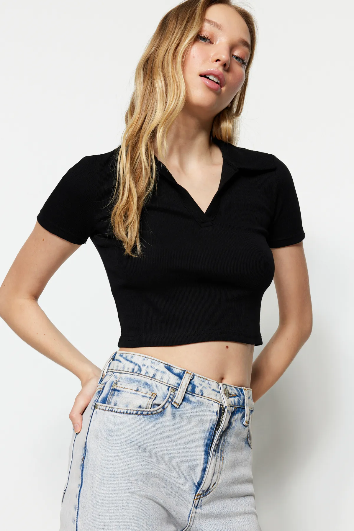 Trendyol Collection  Schwarze, taillierte, kurze, gerippte, dehnbare Strickbluse mit Polokragen TWOSS21BZ0038