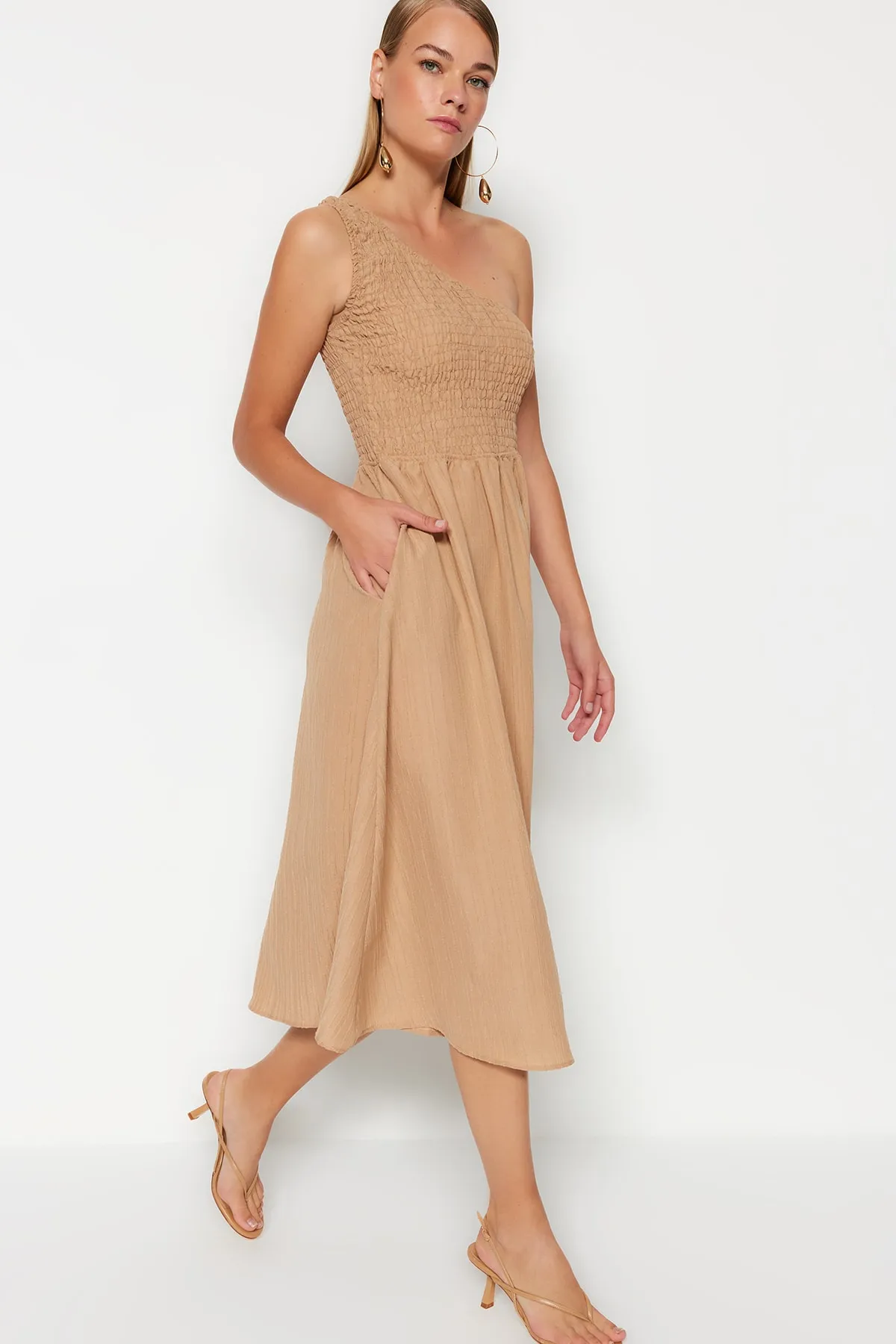 Trendyol Collection  Kamelfarbenes Midi-Webkleid mit Taillenöffnung TWOSS23EL01830