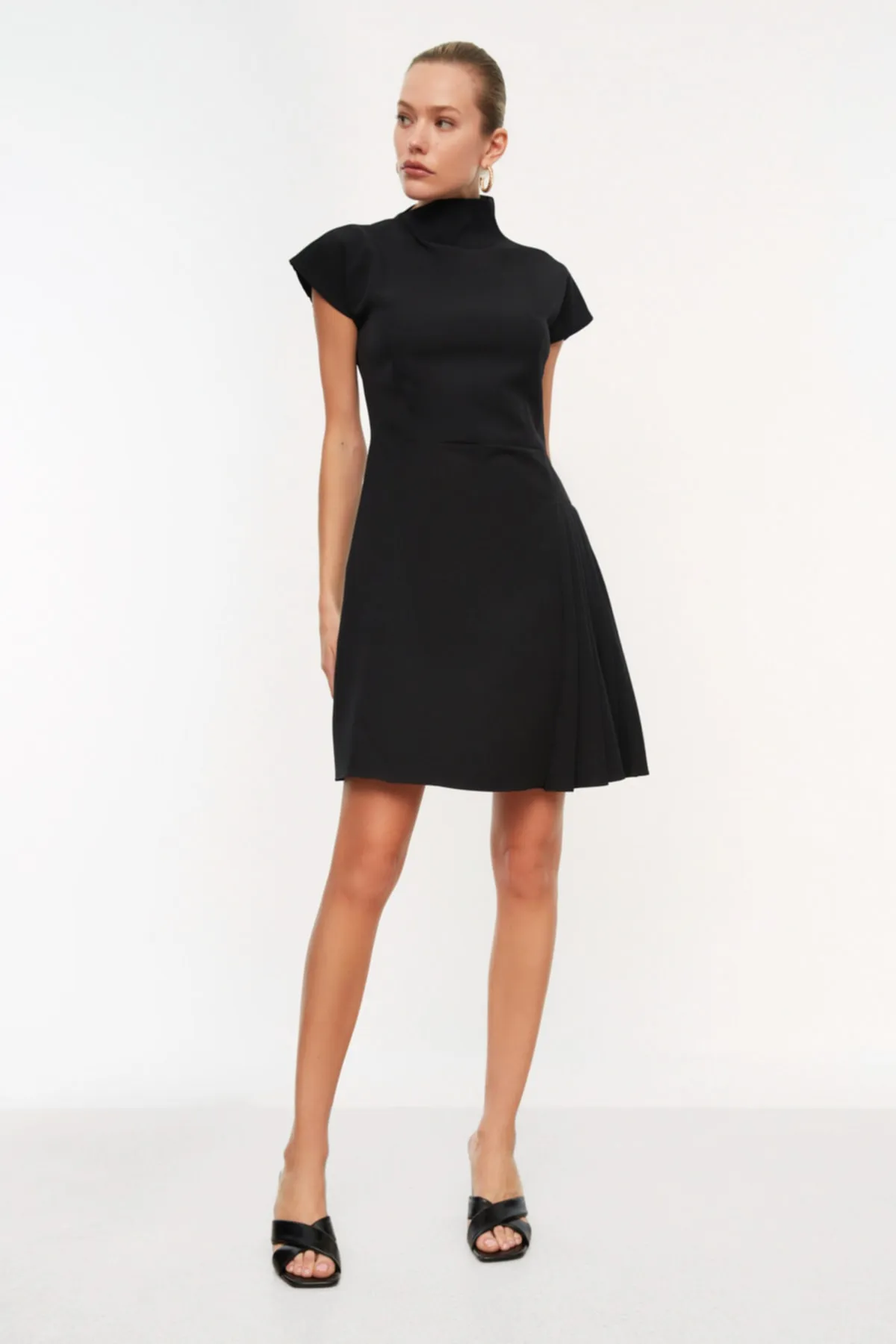 Trendyol Collection  Schwarzes Mini-Webkleid mit hohem Kragen und A-Schnitt TWOSS21EL0321