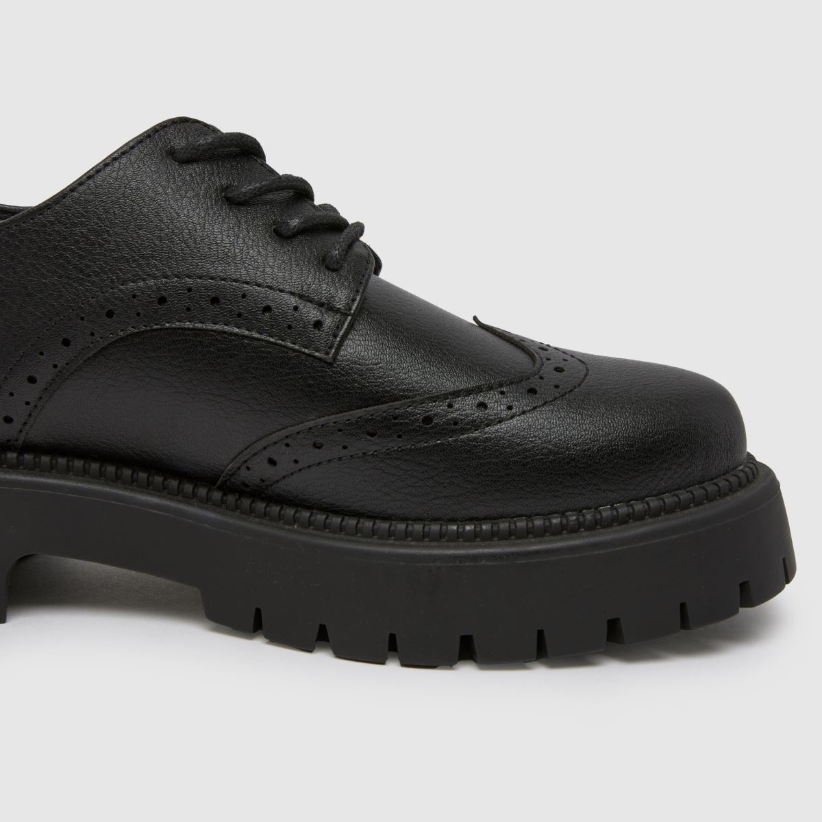 Schuh Wide Fit Lesley brogue fűzős lapos talpú cipő fekete színben