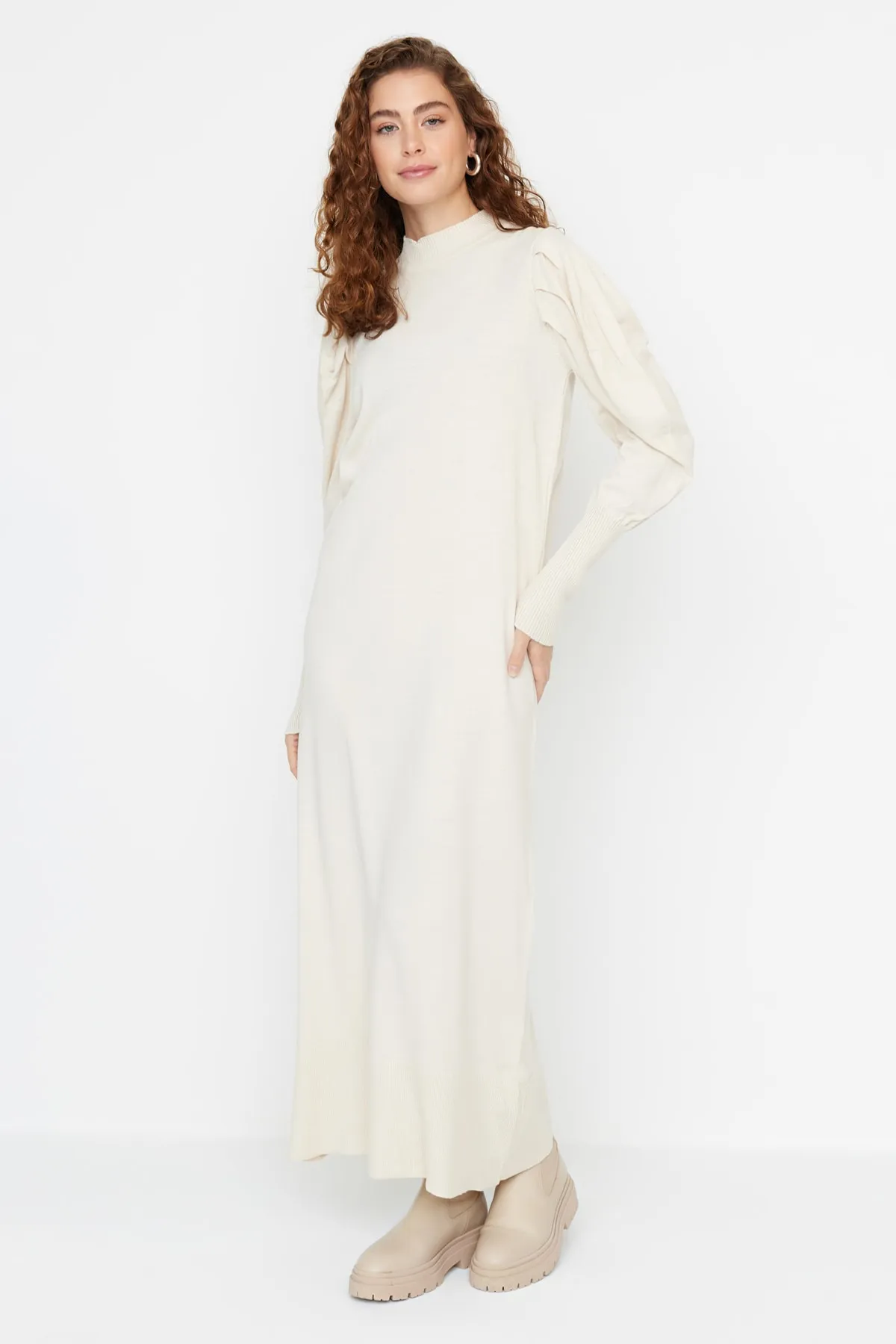 Trendyol Modest  Steinfarbenes Strickkleid mit Rundhalsausschnitt und gerafften Schultern TCTAW23EB00047