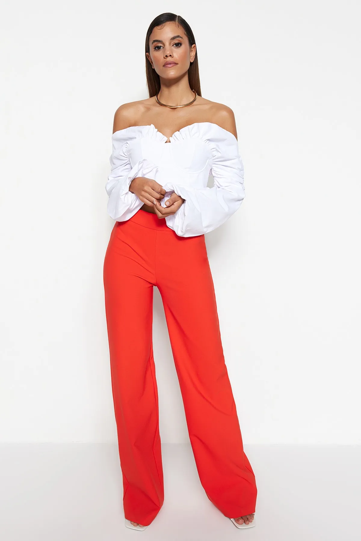 Trendyol Collection  Ecrufarbene, kurz geschnittene Popeline-Bluse TPRSS23BZ00014