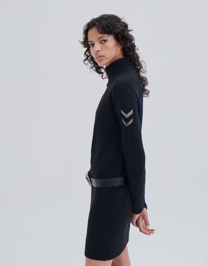 Robe noire maille tricot col cheminée détails bijoux épaule