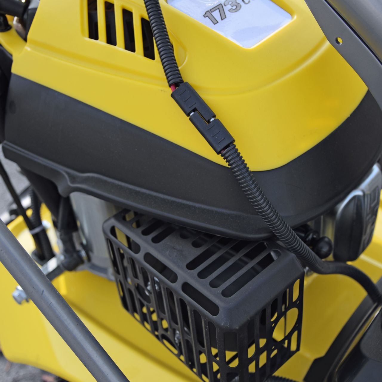 BAMATO Kehrmaschine KEM-1000 mit Sammelbehälter / Schneeschild / E-Start