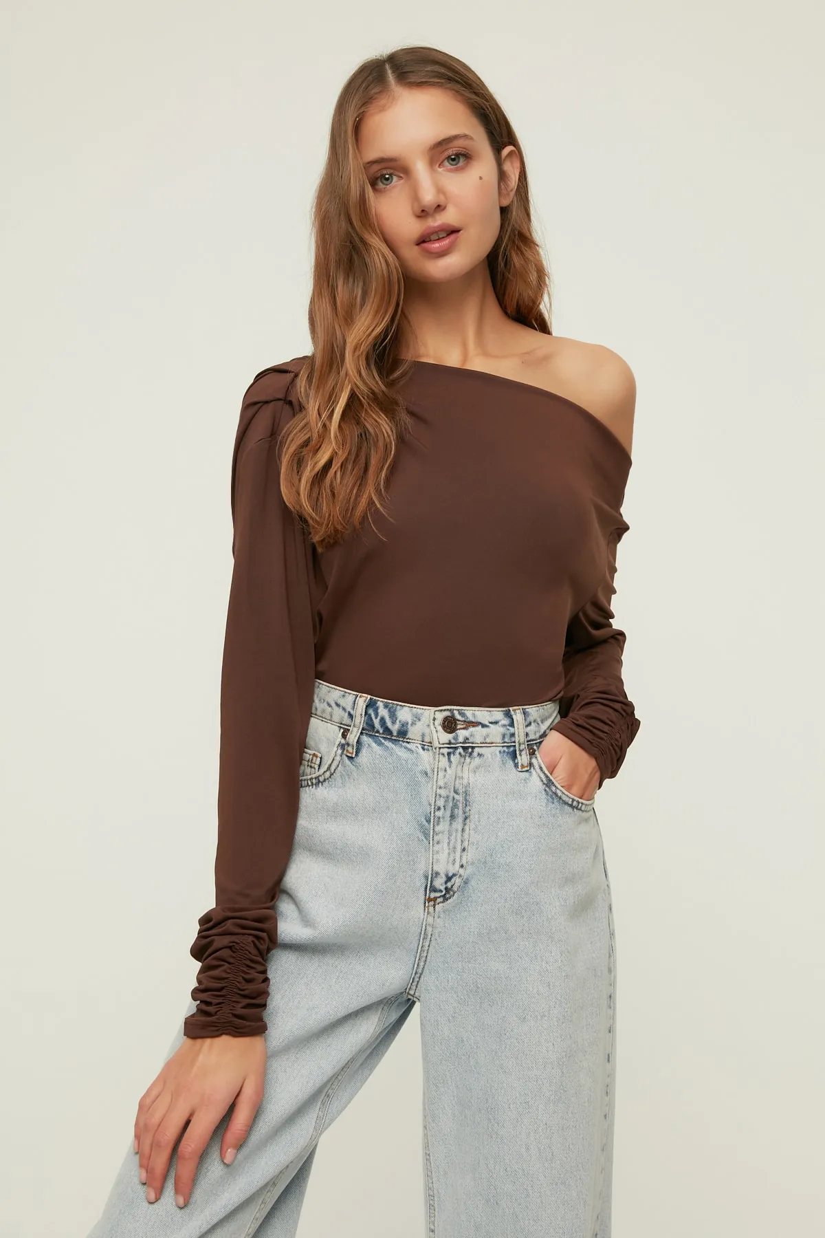Trendyol Collection  Braune, fließende, dehnbare Strickbluse mit asymmetrischem Kragen TWOAW21BZ1383