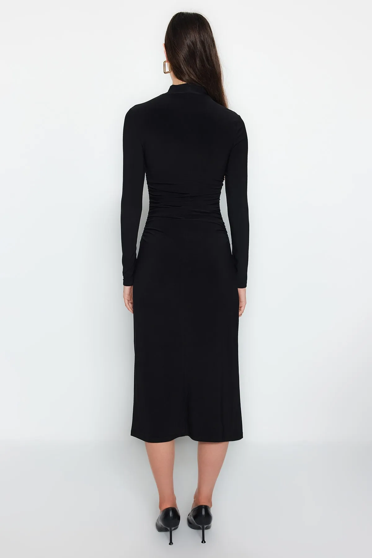 Trendyol Collection  Schwarzes, drapiertes, detailliertes, flexibles Midi-Strickkleid in A-Linie mit hohem Kragen TWOAW24EL00133