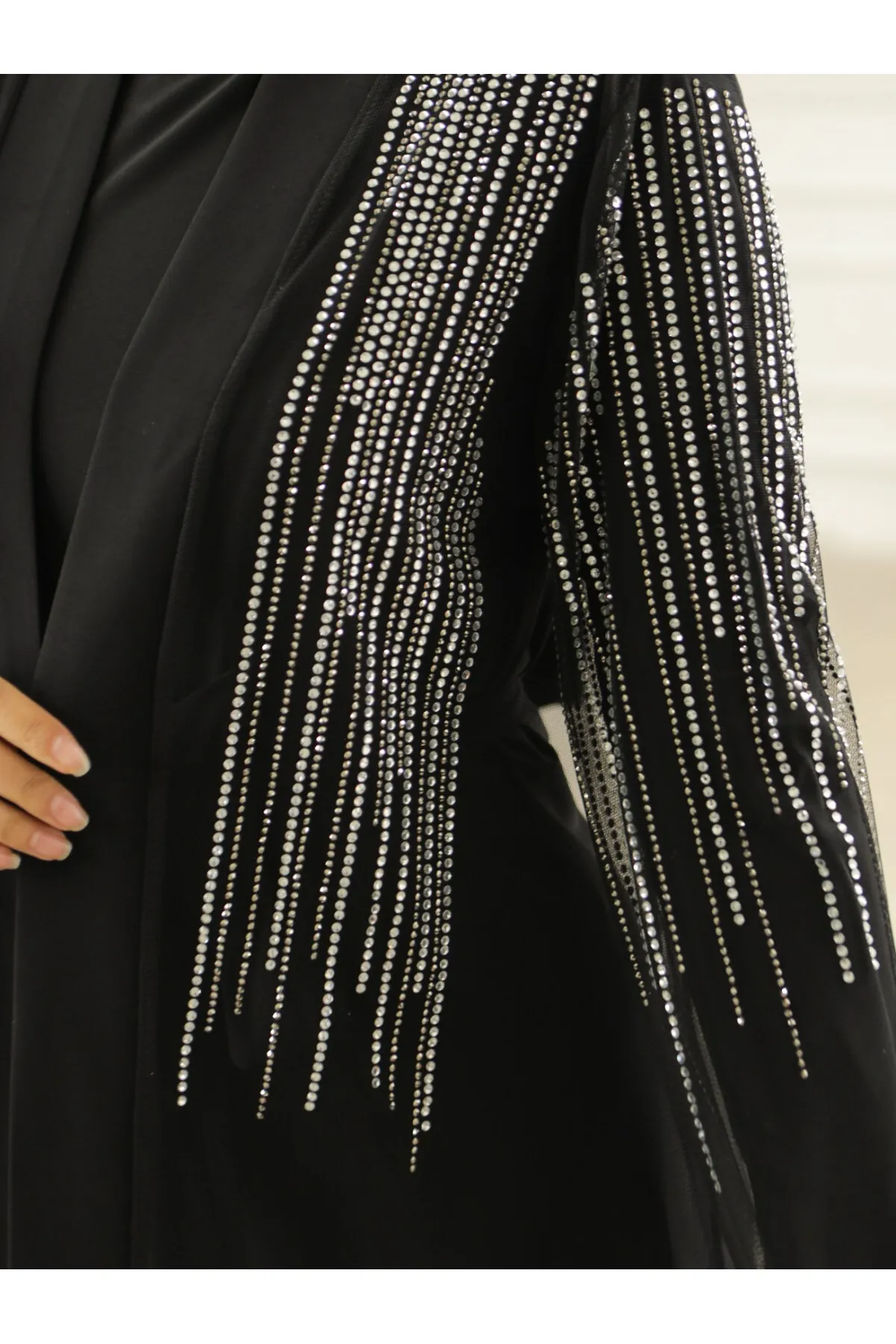 Modamorfo  Steinfarbenes, detailliertes Doppel-Abaya-Set mit Gürtel