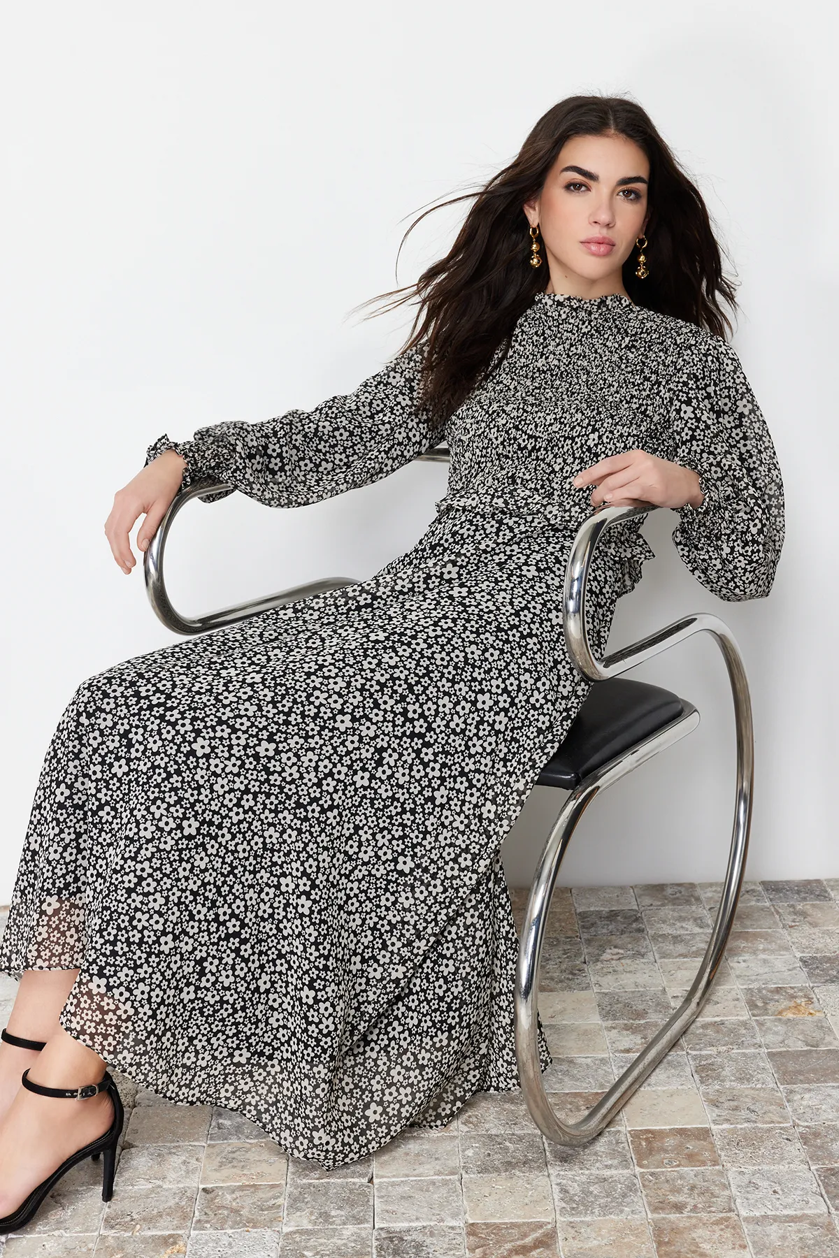 Trendyol Modest  Schwarzes, gefüttertes, florales, gewebtes Kleid mit Rüschen an der Taille TCTSS24EB00068