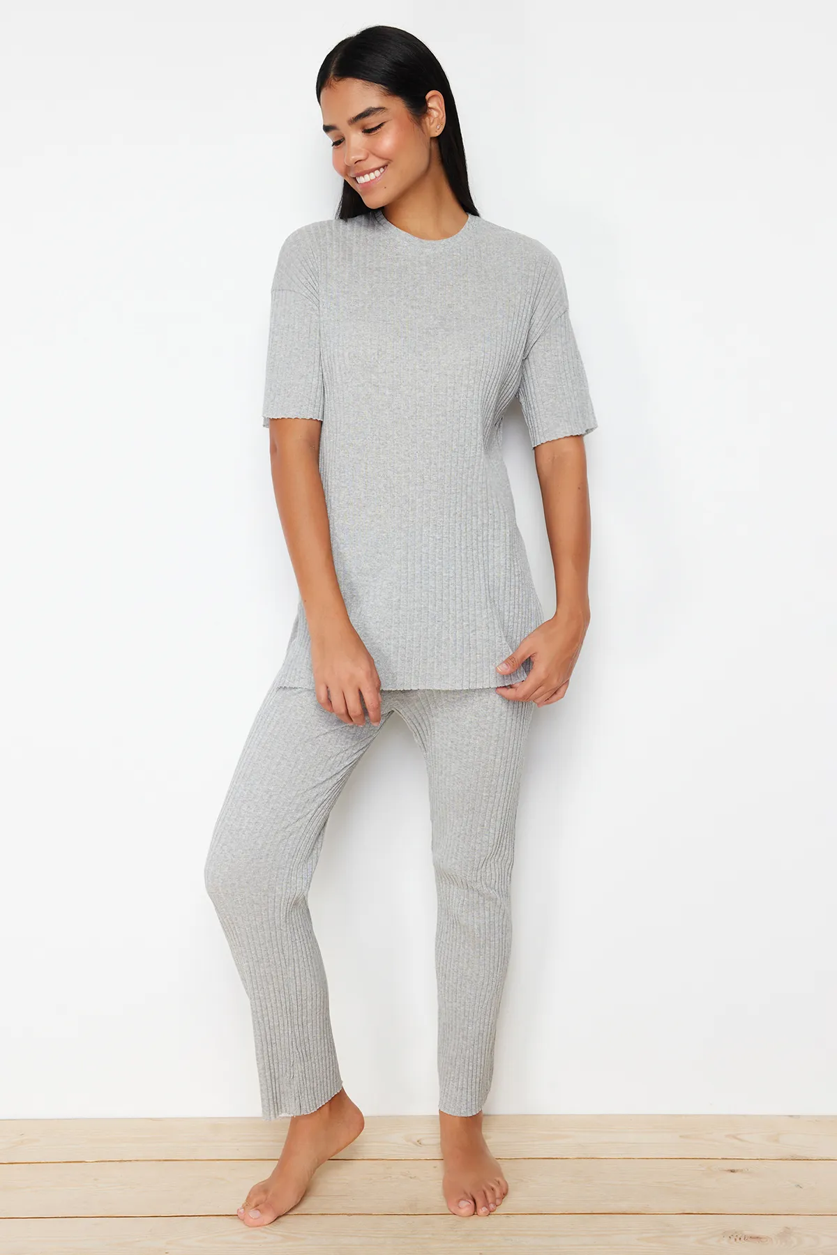 Trendyol Collection  Gestricktes Pyjama-Set aus grauer Baumwolle mit geripptem Schlitz und detailliertem Muster THMSS24PT00178