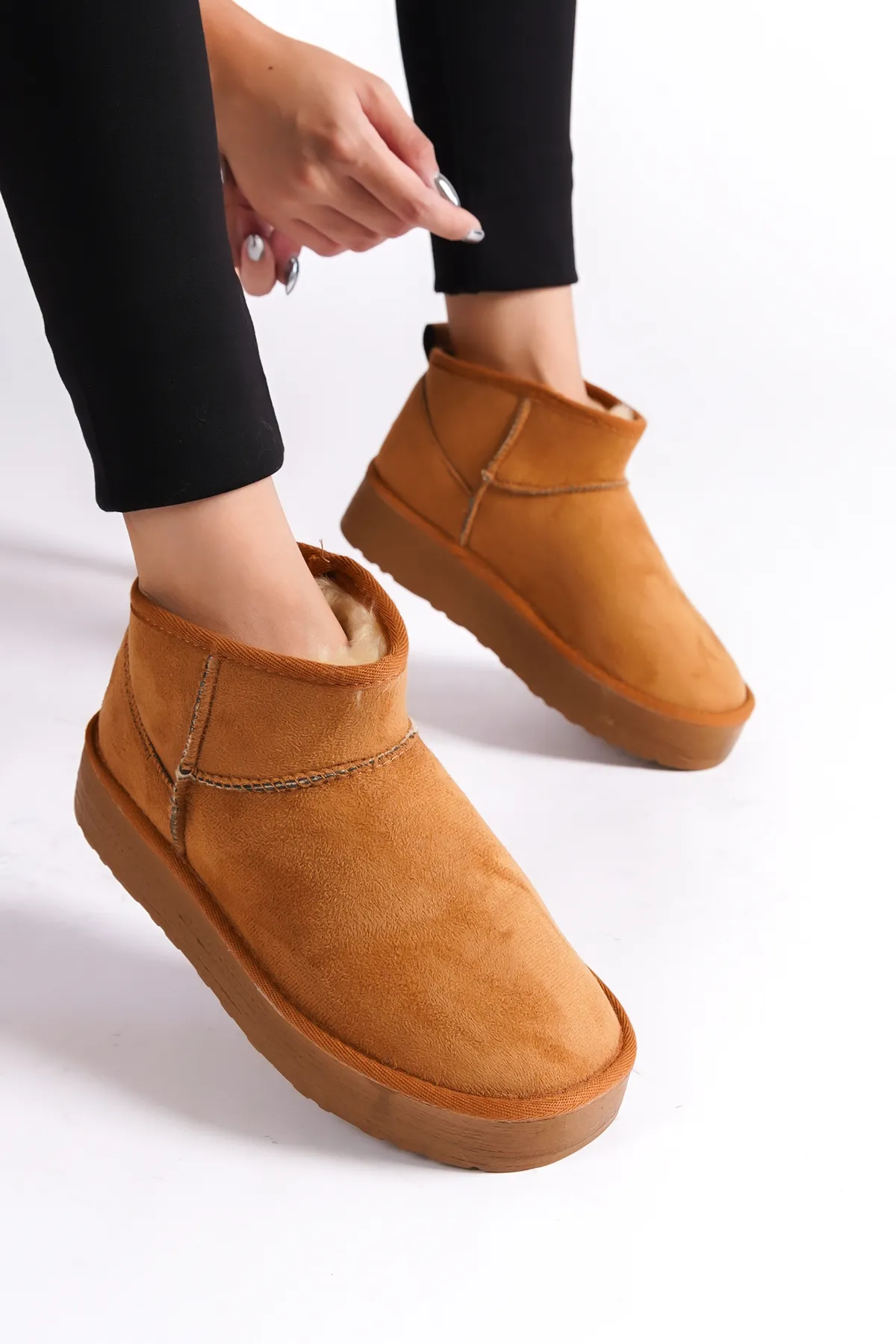 Capone Outfitters  Kurze Damenstiefel mit dicker Sohle und runder Spitze