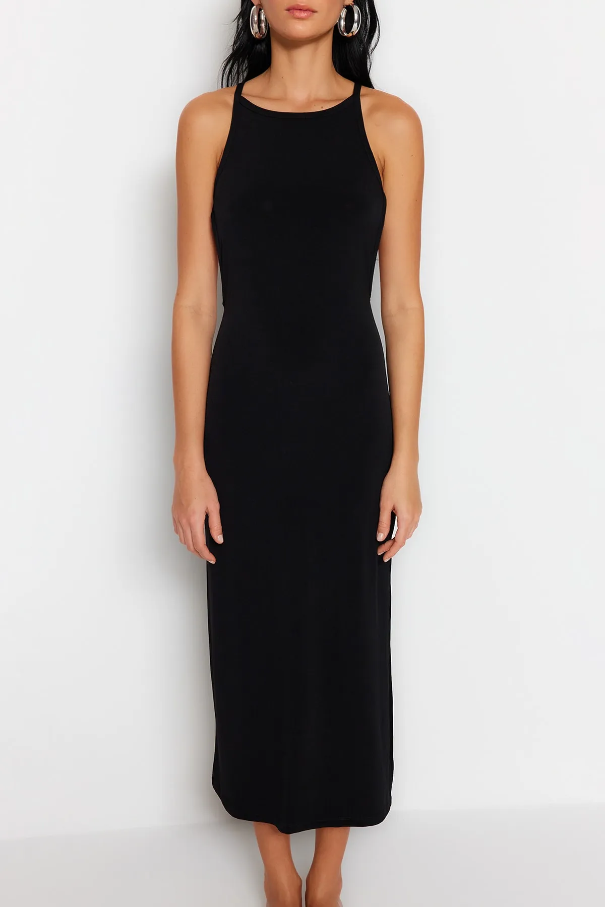 Trendyol Collection  Schwarzes, tailliertes, rückenfreies Maxi-Strandkleid aus Strick TBESS23EL00160