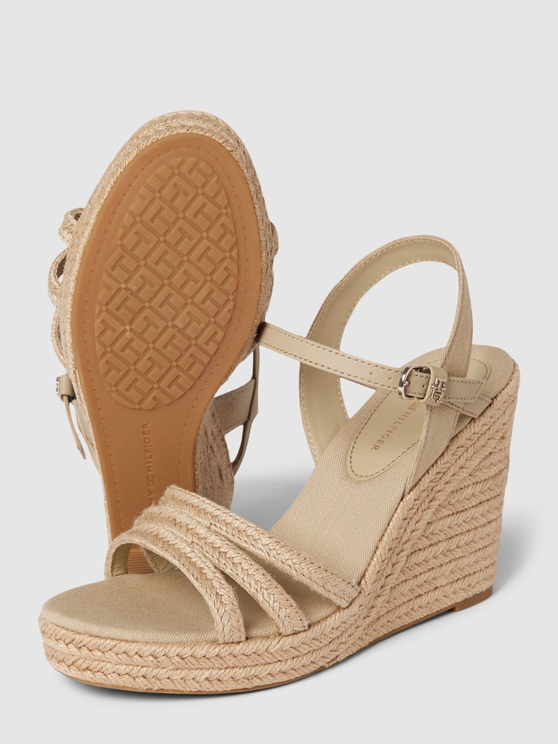 Wedges mit Label-Detail Modell 'ESSENTIAL' in beige