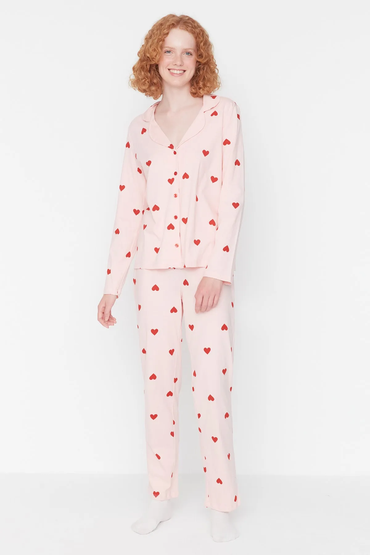 Trendyol Collection  Rosa gestricktes Pyjama-Set aus Hemd und Hose aus 100 % Baumwolle mit Herzmuster THMAW21PT0548