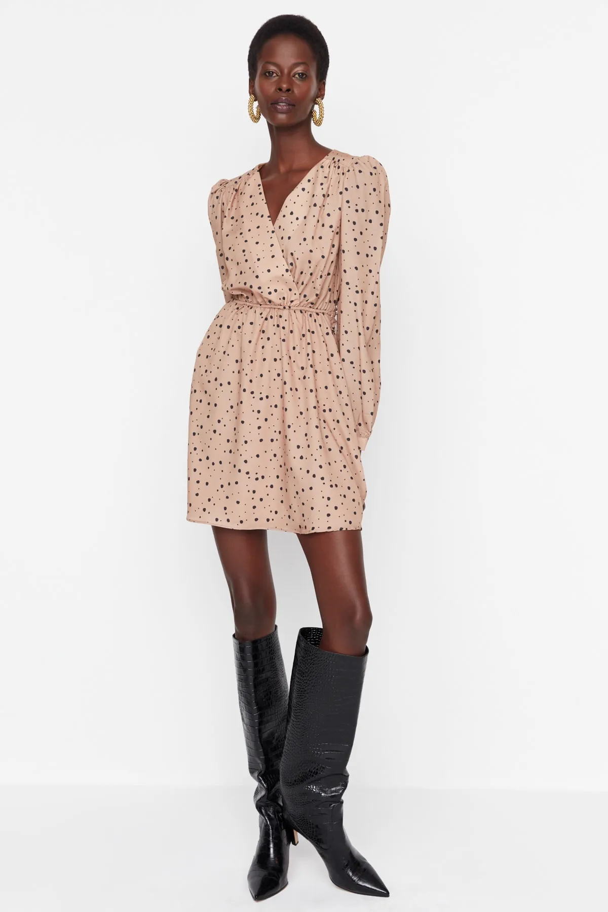 Trendyol Collection  Mini-Webkleid mit kamelfarbenem Rock, Öffnung an der Taille und Bindedetail TWOAW21EL1821