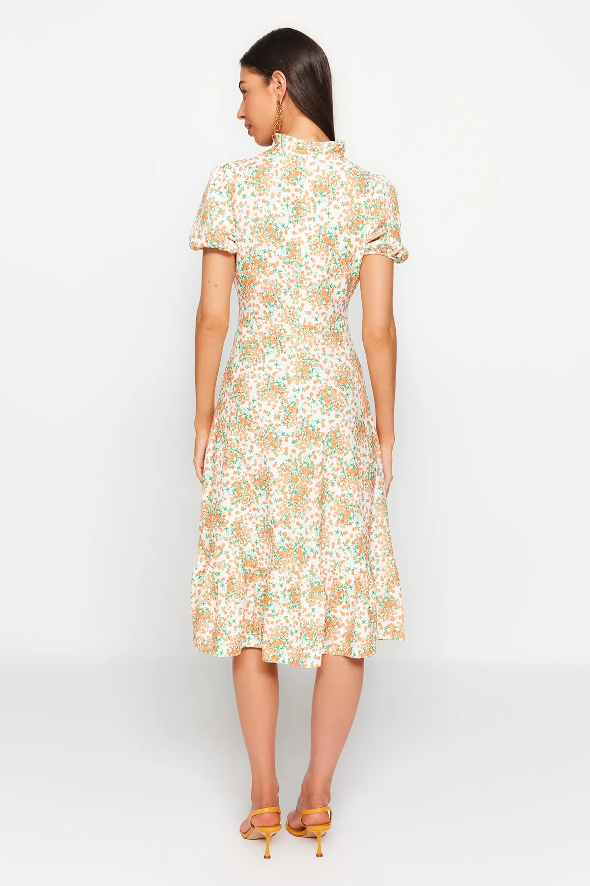 Trendyol Collection  Ecrufarbenes A-Linien-Midikleid mit Blumenmuster TWOSS20EL0894
