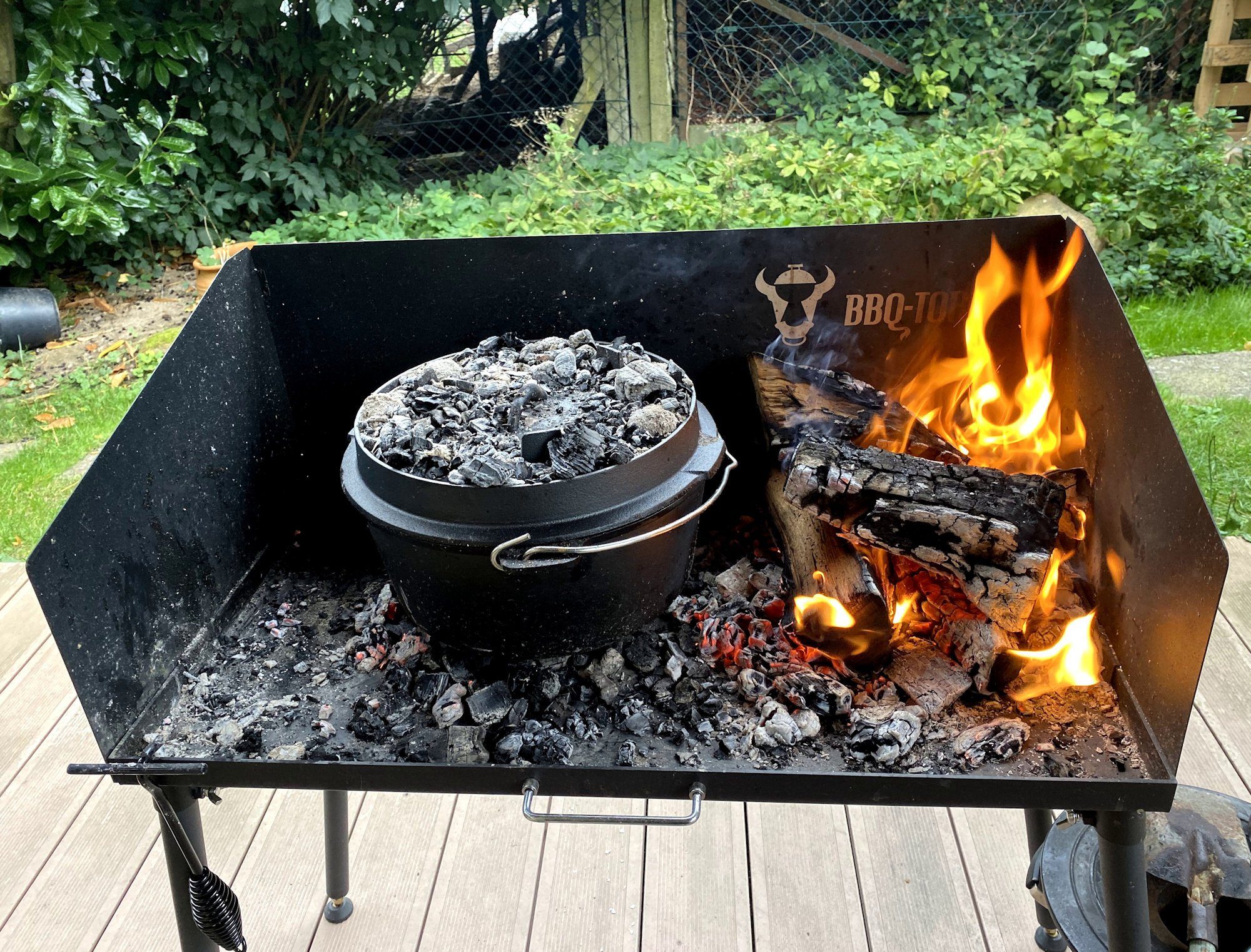 BBQ-Toro Feuertisch Dutch Oven Tisch, mit Windschutz, 75 x 40 cm, Grilltisch, Stahltisch