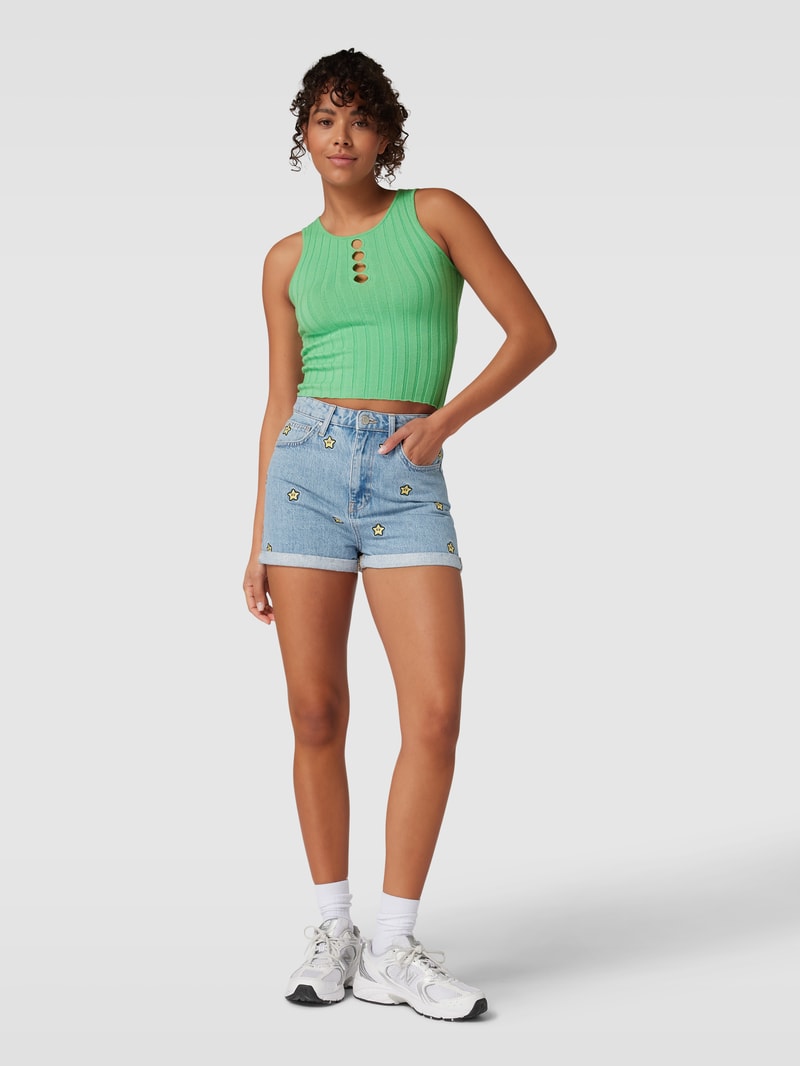 Jeansshorts mit fixierten Beinumschlägen in hellblau