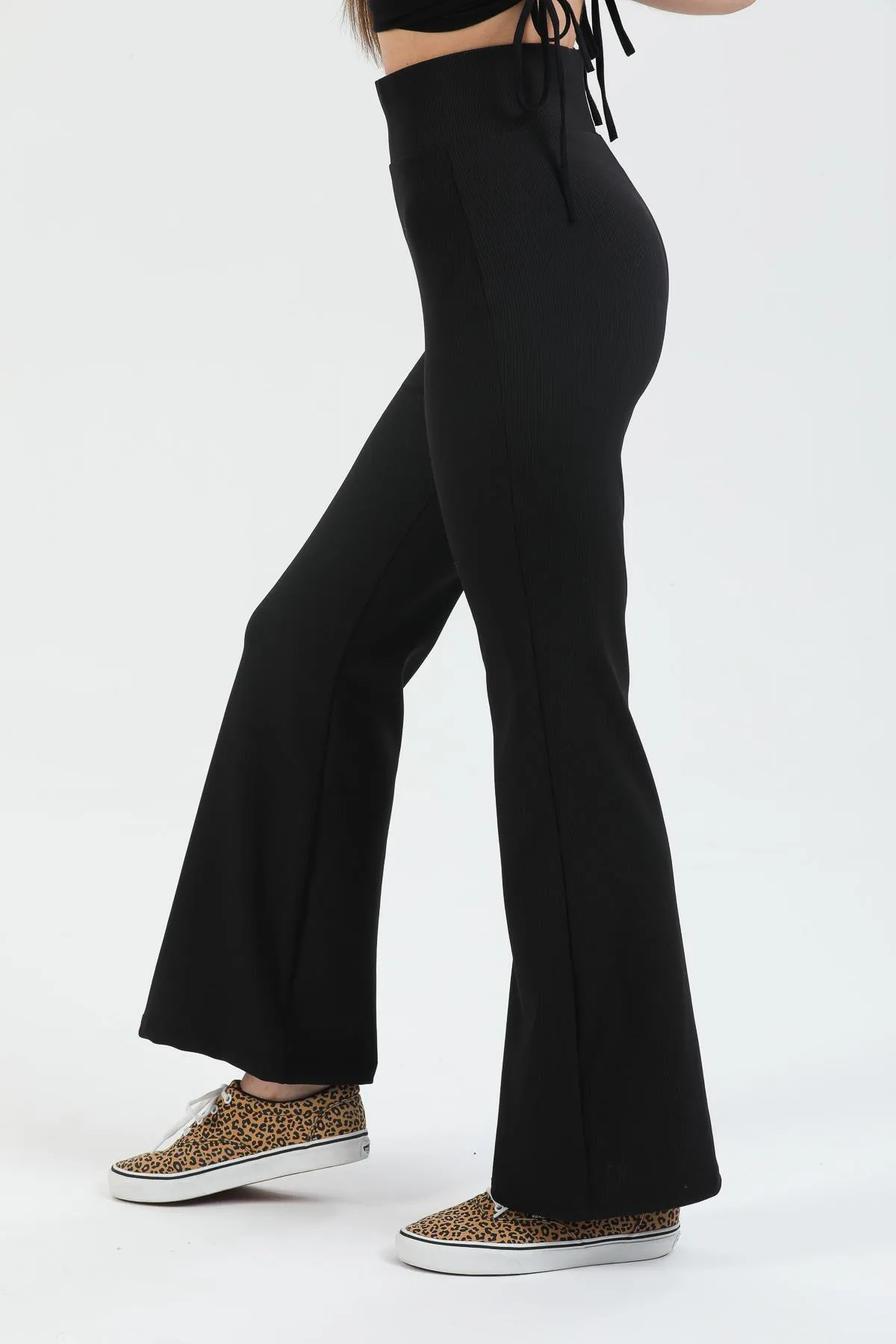 Domoda  Schwarze, gerippte, glättende Camisole-Strickstrumpfhose mit spanischem Schnitt und hoher Taille