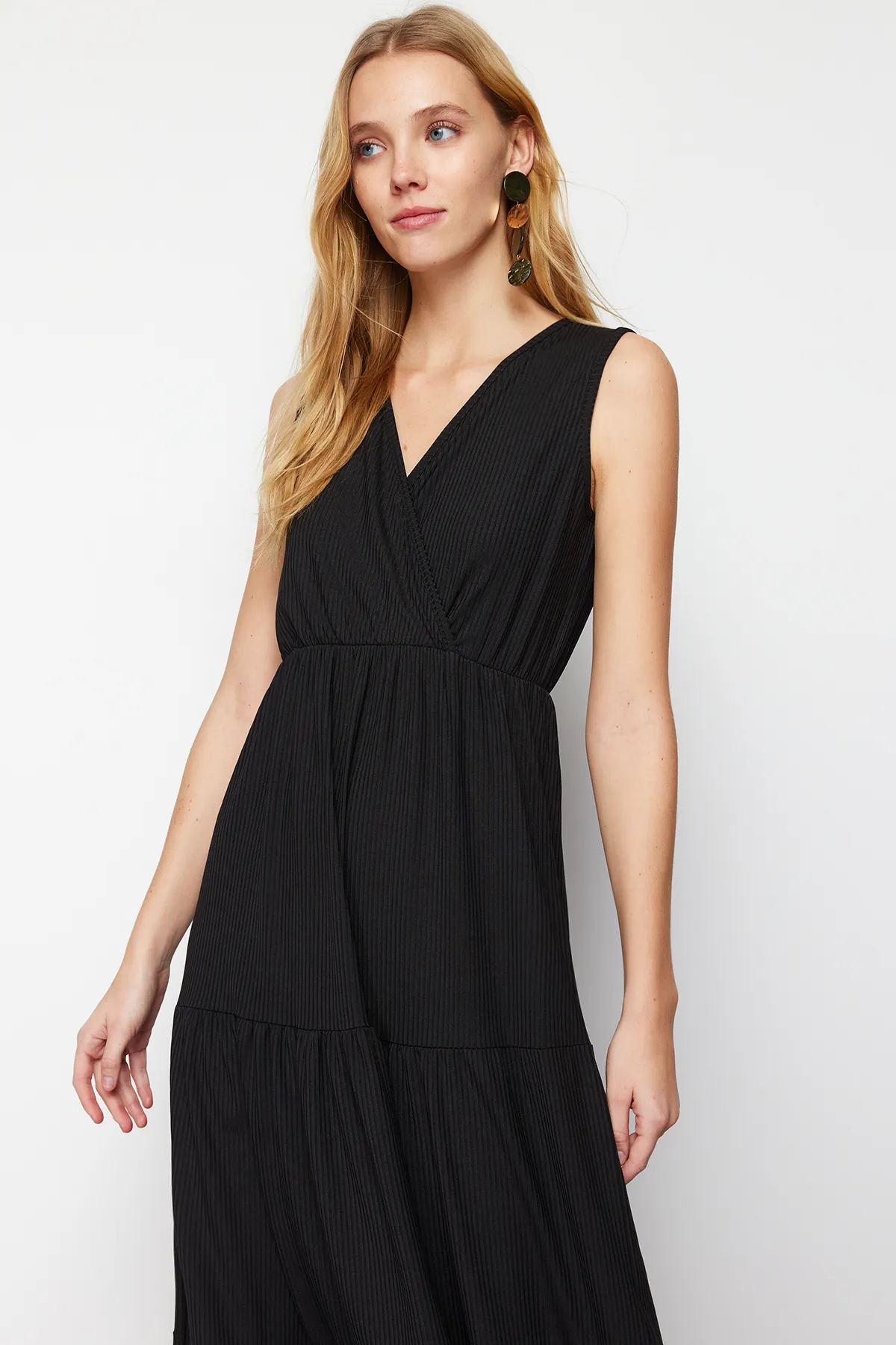 Trendyol Collection  Schwarzes ärmelloses Maxi-Strickkleid in A-Linie mit V-Ausschnitt TWOSS22EL1588