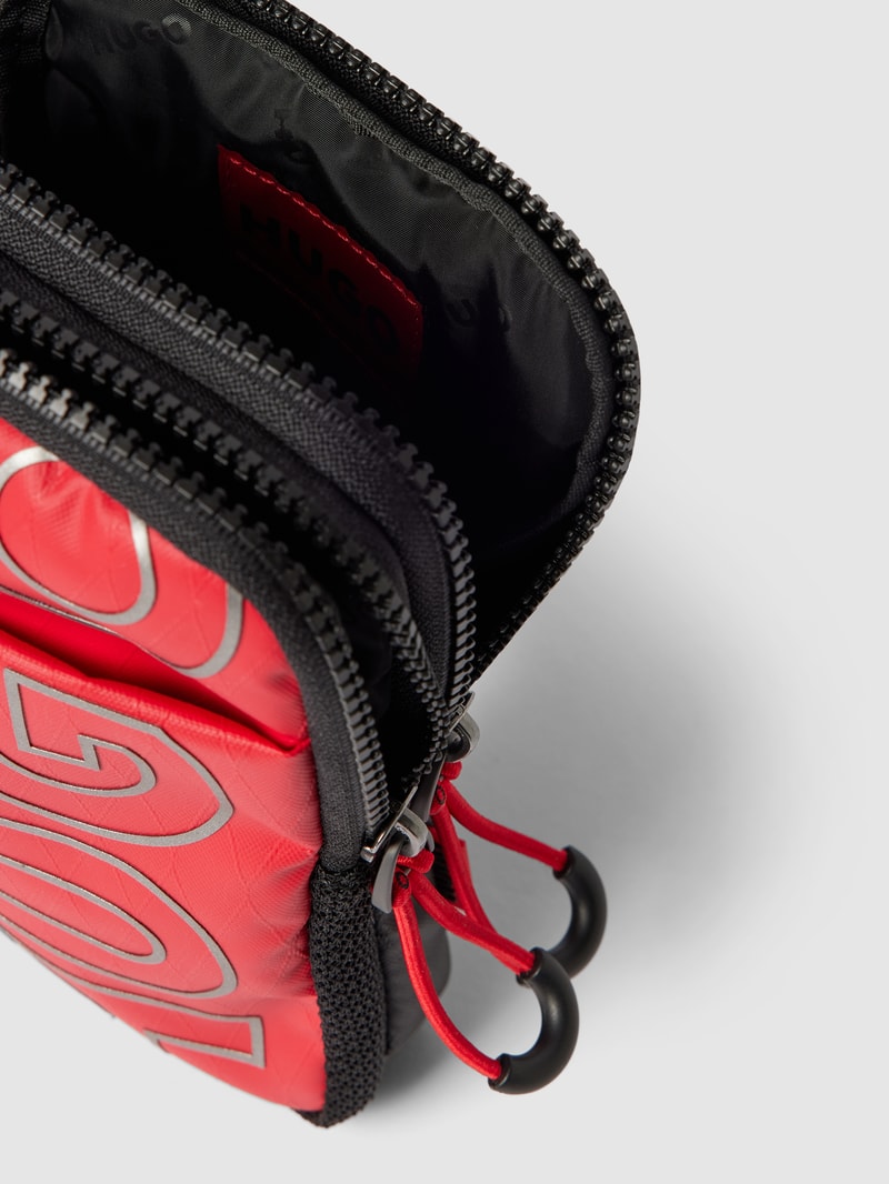 Umhängetasche mit Label-Print Modell 'Brady' in rot