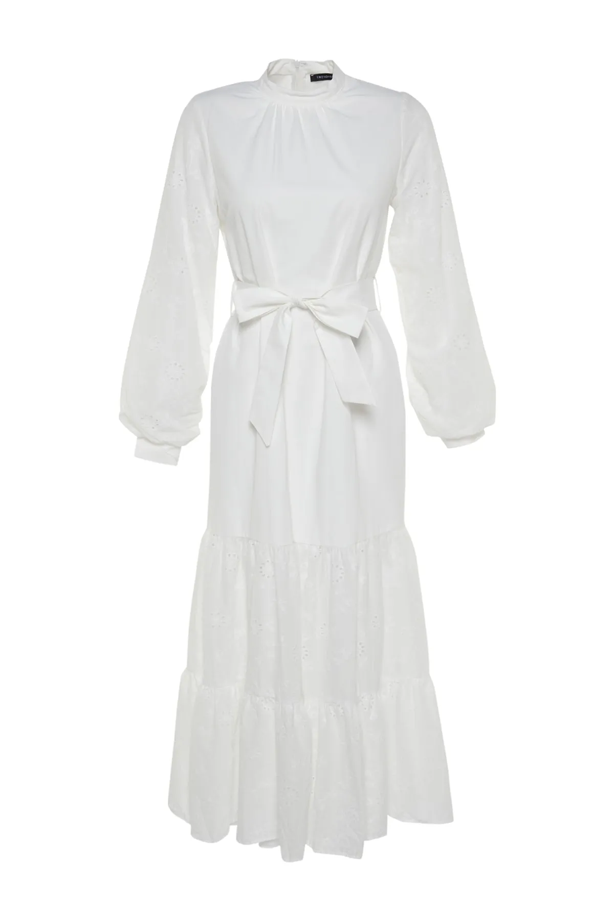 Trendyol Modest  Weißes, gefüttertes, gewebtes Kleid mit Stickereidetails an Ärmeln und Röcken TCTSS23EB00080