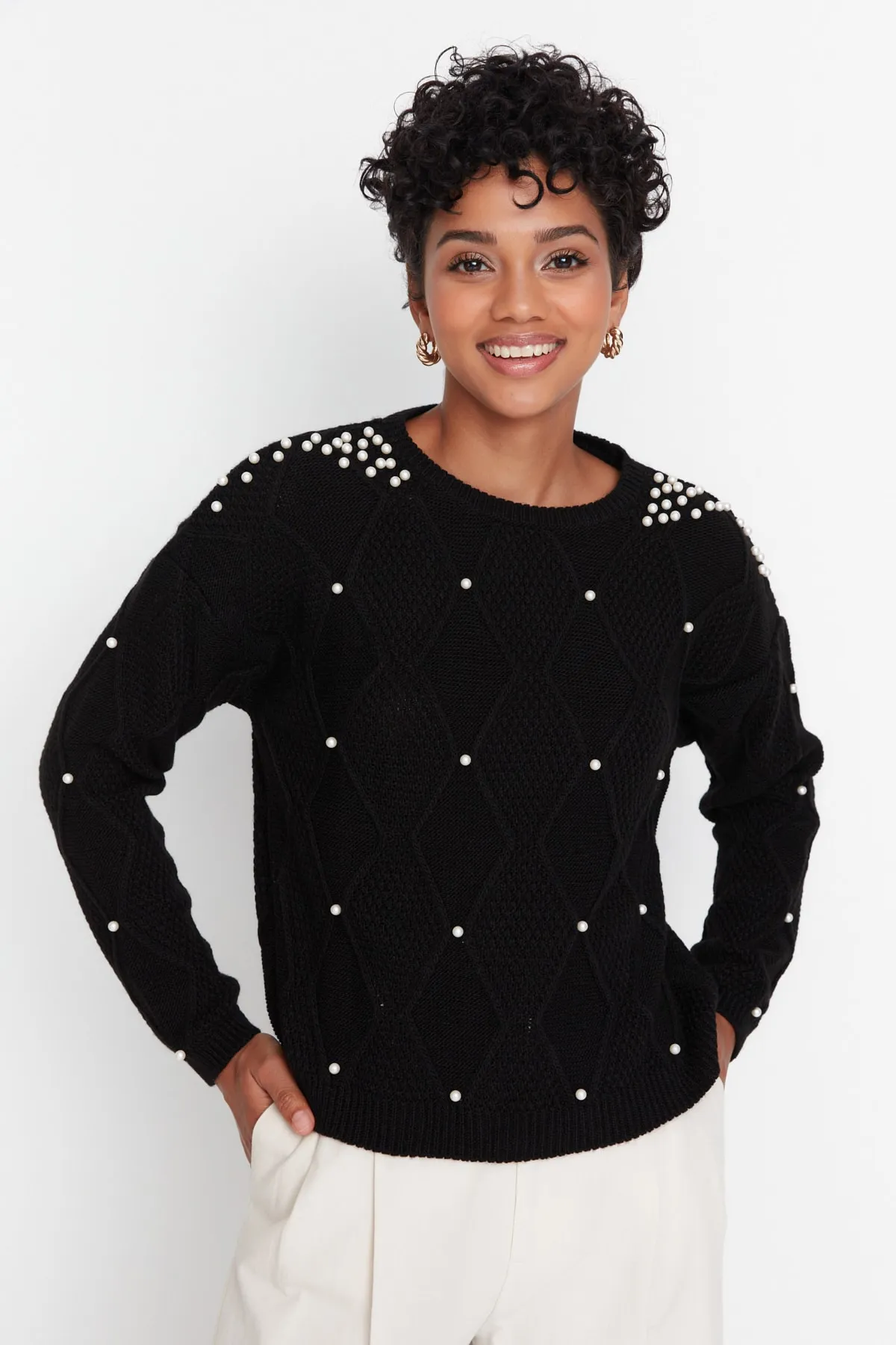 Trendyol Collection  Schwarzer Strickpullover mit detailliertem Muster TWOAW23KZ00423