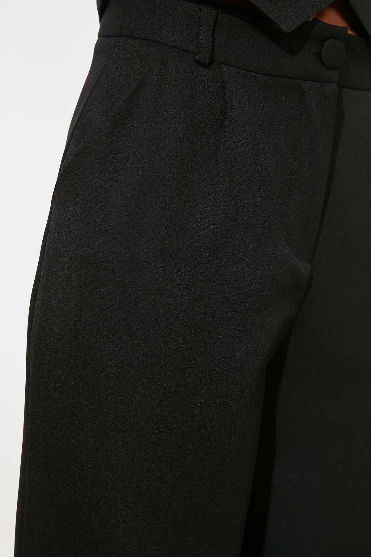 Trendyol Collection  Schwarze plissierte Webhose mit weitem Bein TWOSS21PL0189