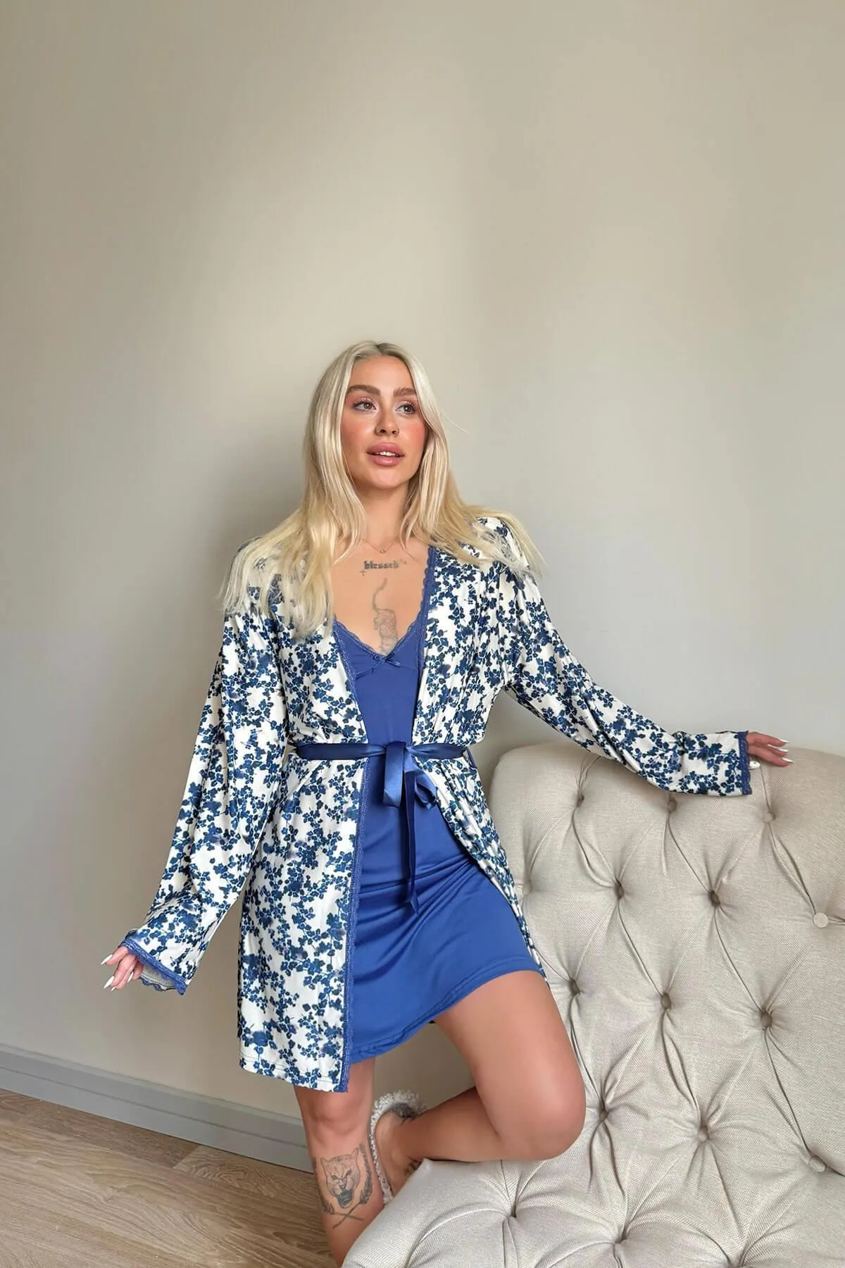 Pijamaevi  Marineblaues Svila-Pyjama-Set aus exklusivem Stricknachthemd und Morgenmantel für Damen
