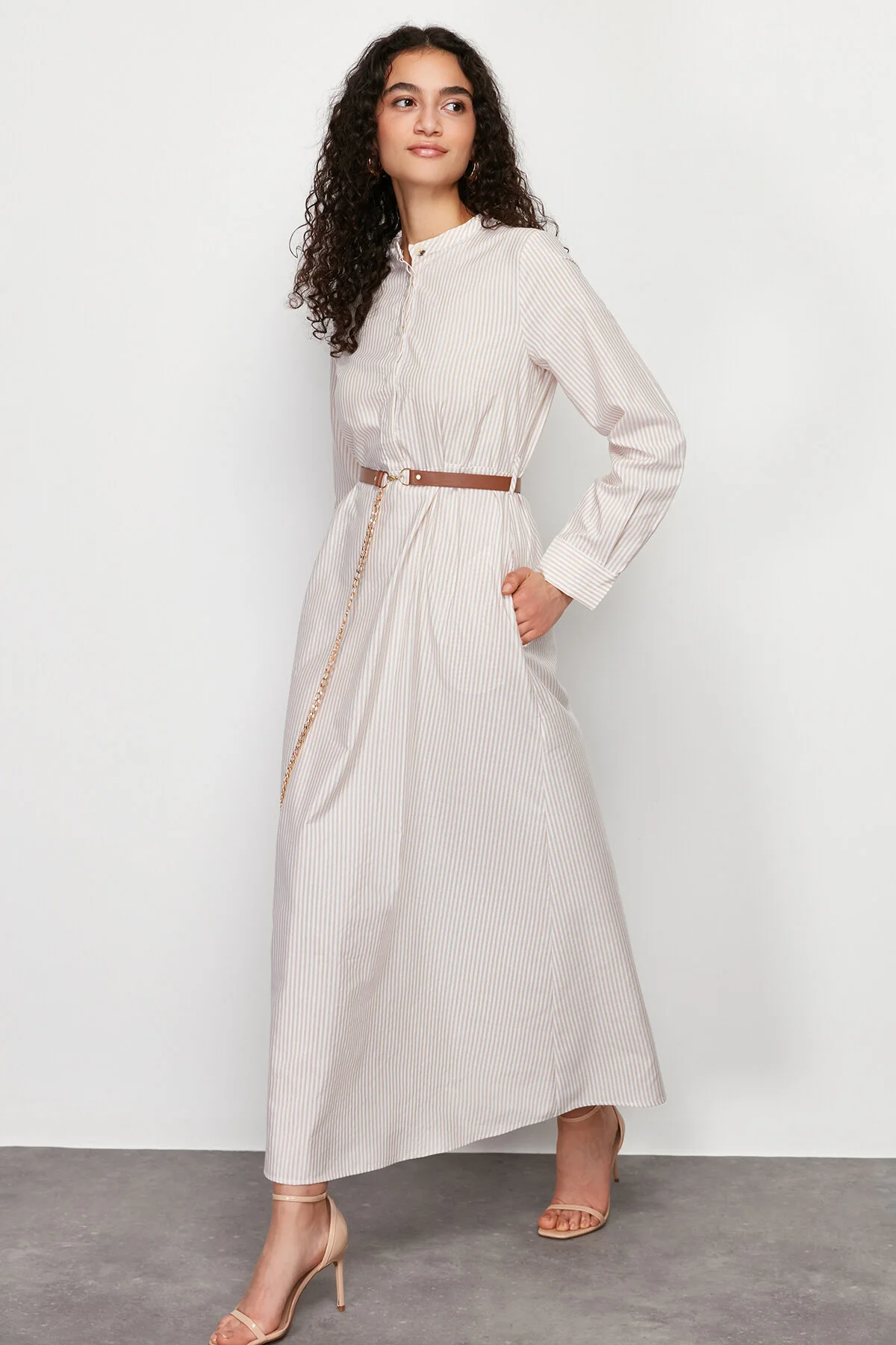 Trendyol Modest  Beige gestreiftes, gewebtes Kleid mit Gürtel TCTSS24EB00171