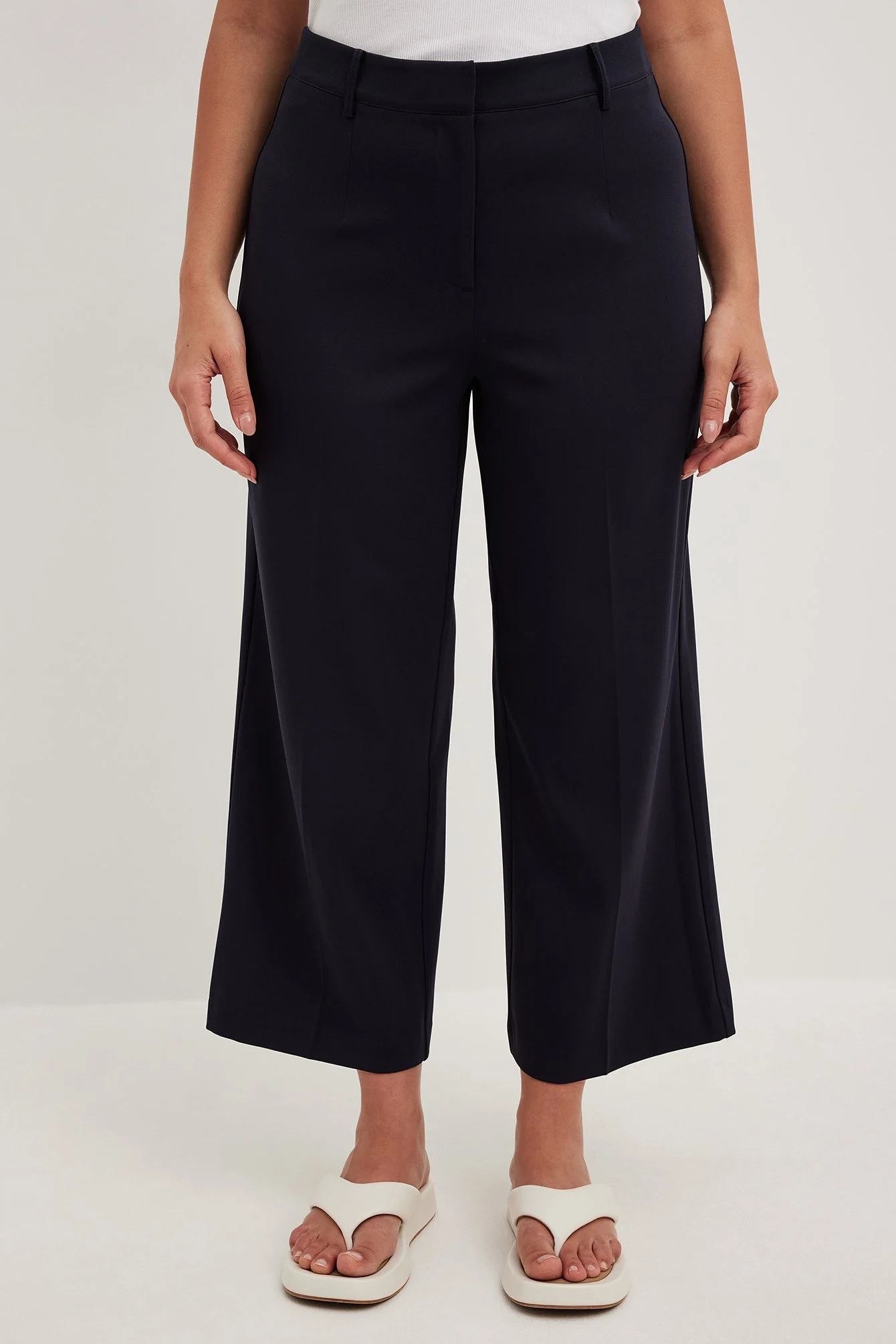 Cropped-Anzughose mit mittlerer Taille und geradem Bein