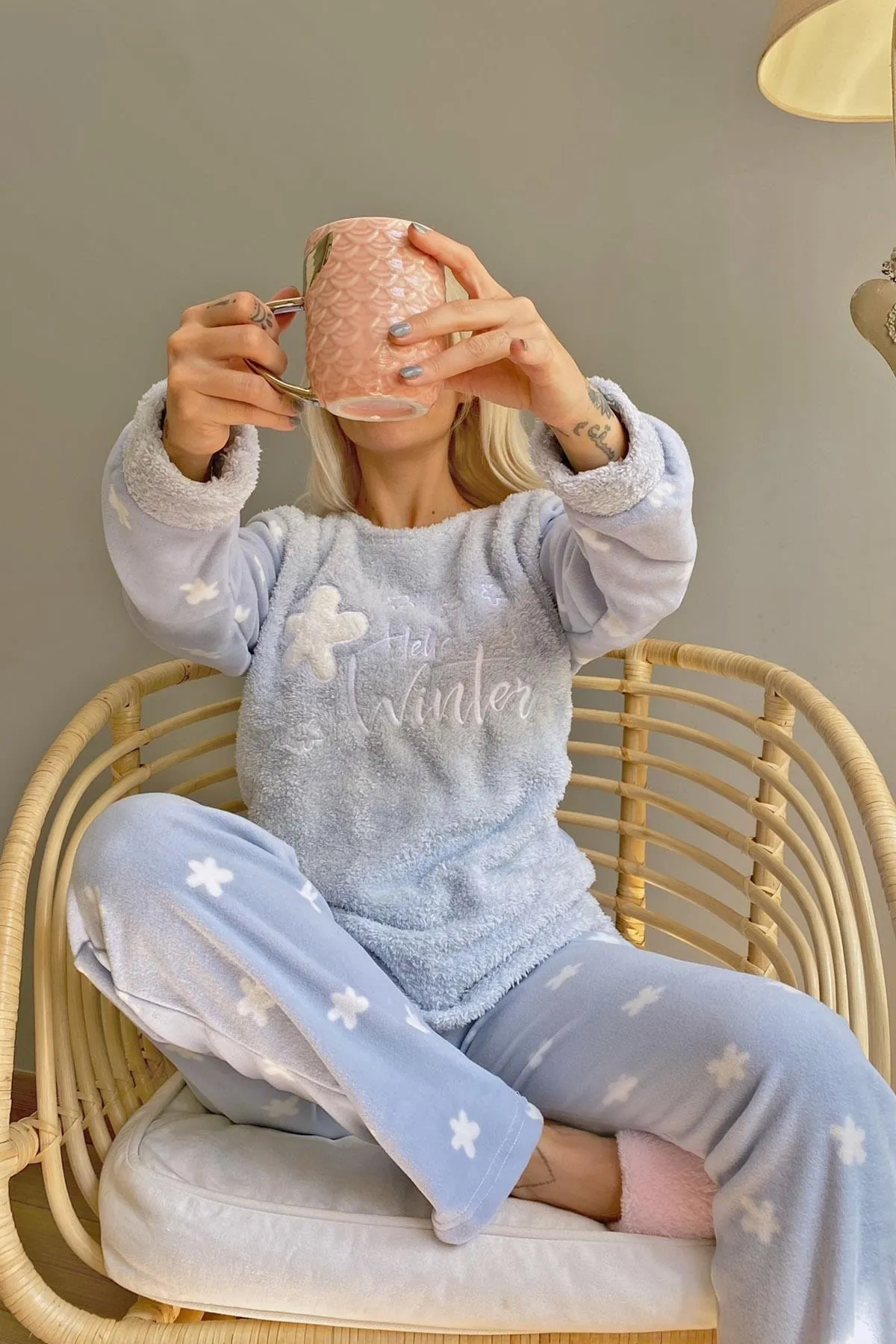Pijamaevi  Blaues Hello Winter-Pyjama-Set aus gemustertem Plüsch für Damen