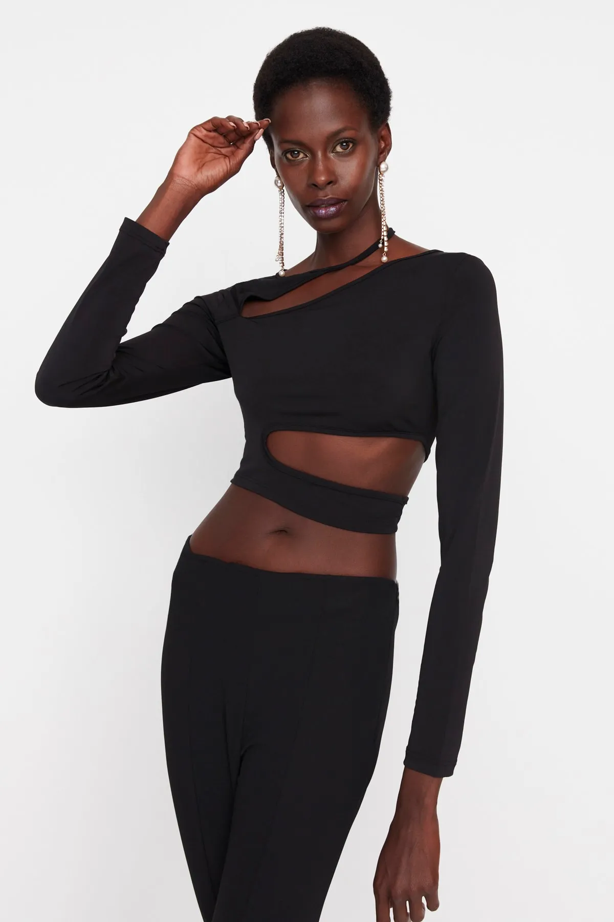 Trendyol Collection  Schwarze gestrickte Bluse mit Fenster-/Ausschnittdetails TPRAW23BZ00031