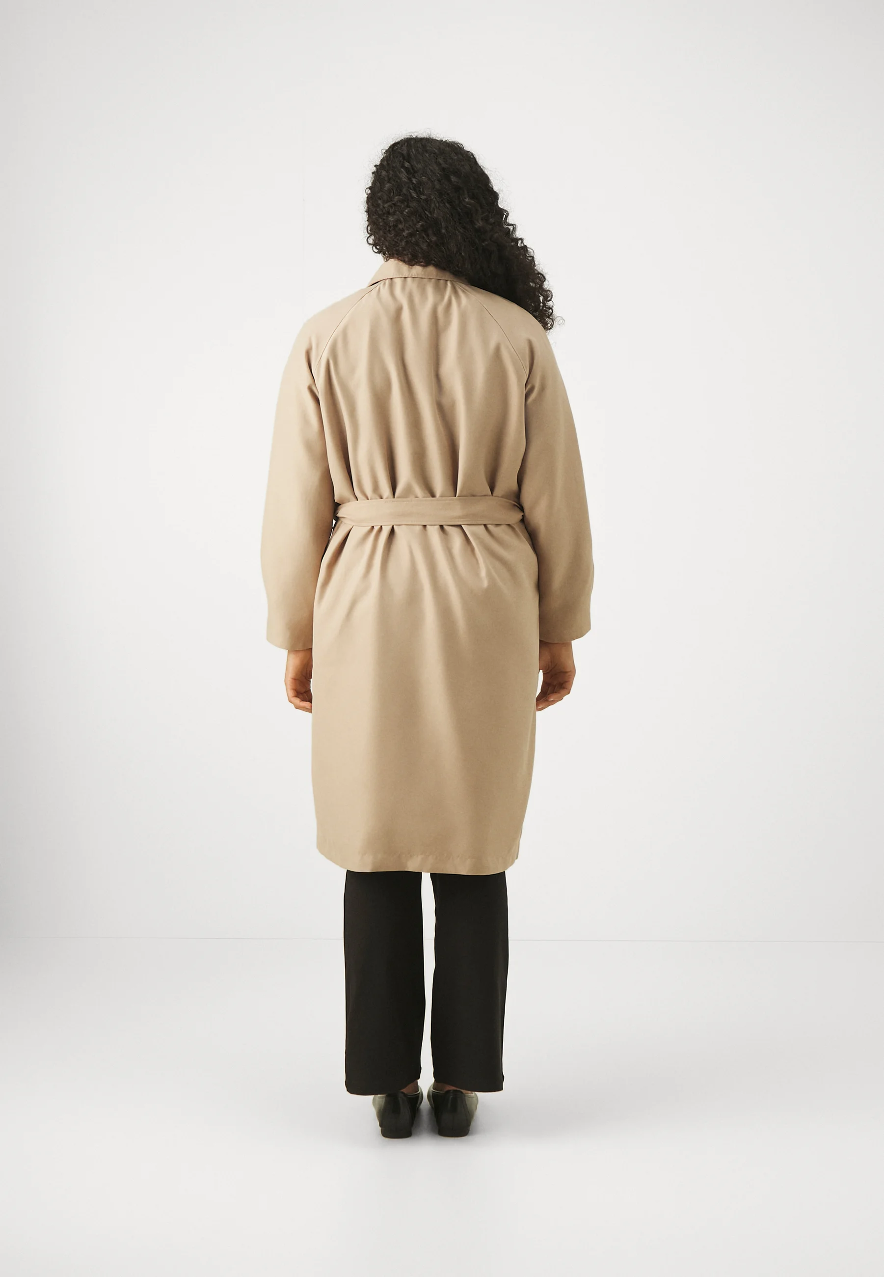 Vero Moda Curve VMCDOREEN LONG - Gabardina