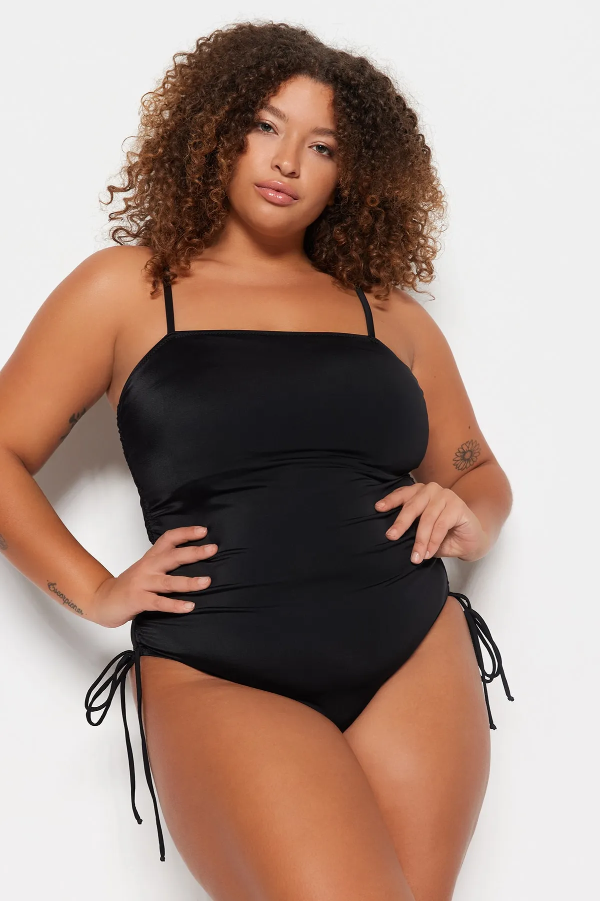 Trendyol Curve  Schwarzer, seitlich geraffter, verstellbarer Badeanzug mit Erholungseffekt TBBSS23AM00041