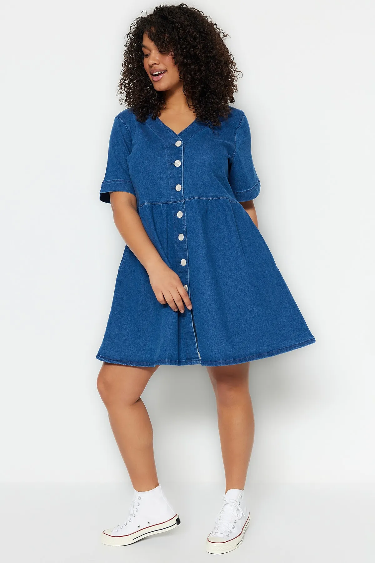 Trendyol Curve  Blaues Jeanskleid mit Taillenöffnung/Skater-V-Ausschnitt TBBSS23AH00078