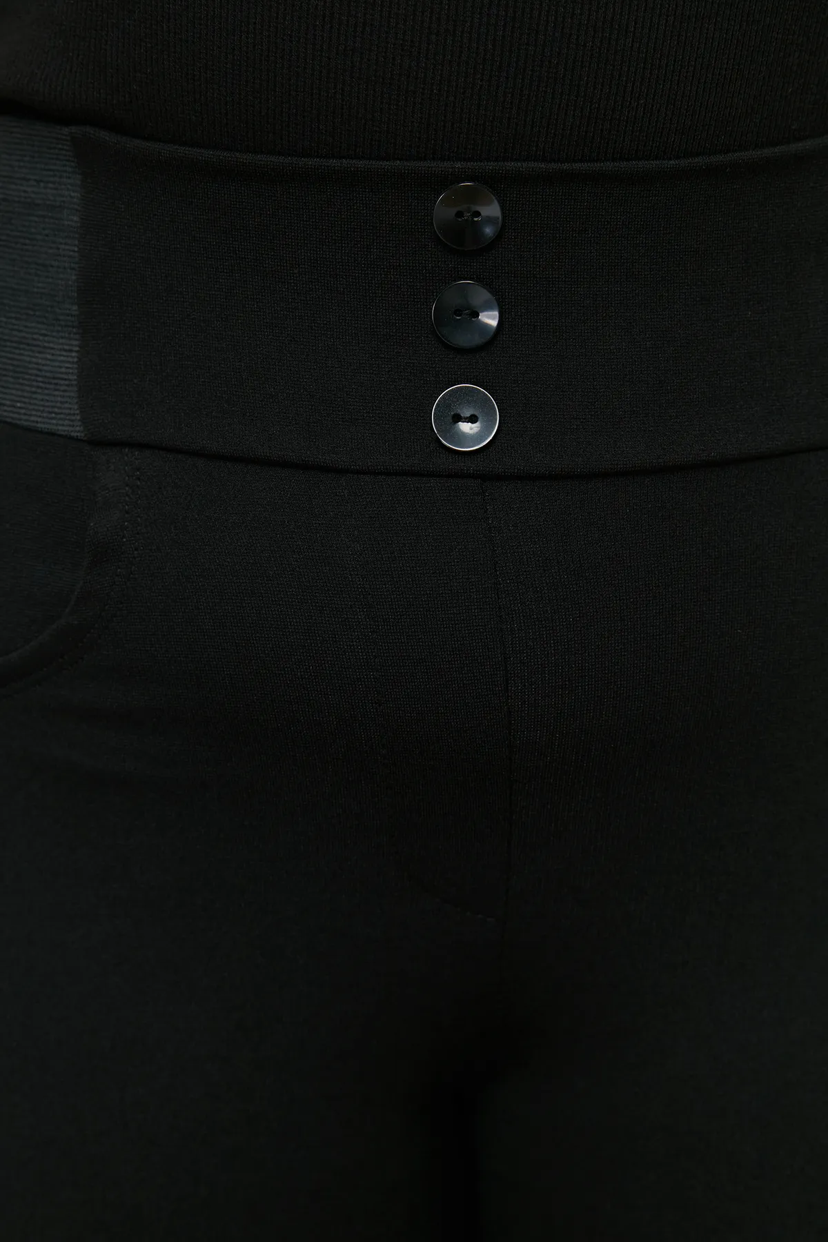 Trendyol Curve  Schwarze Skinny-Strickhose mit elastischem Bund TBBAW23AR00023