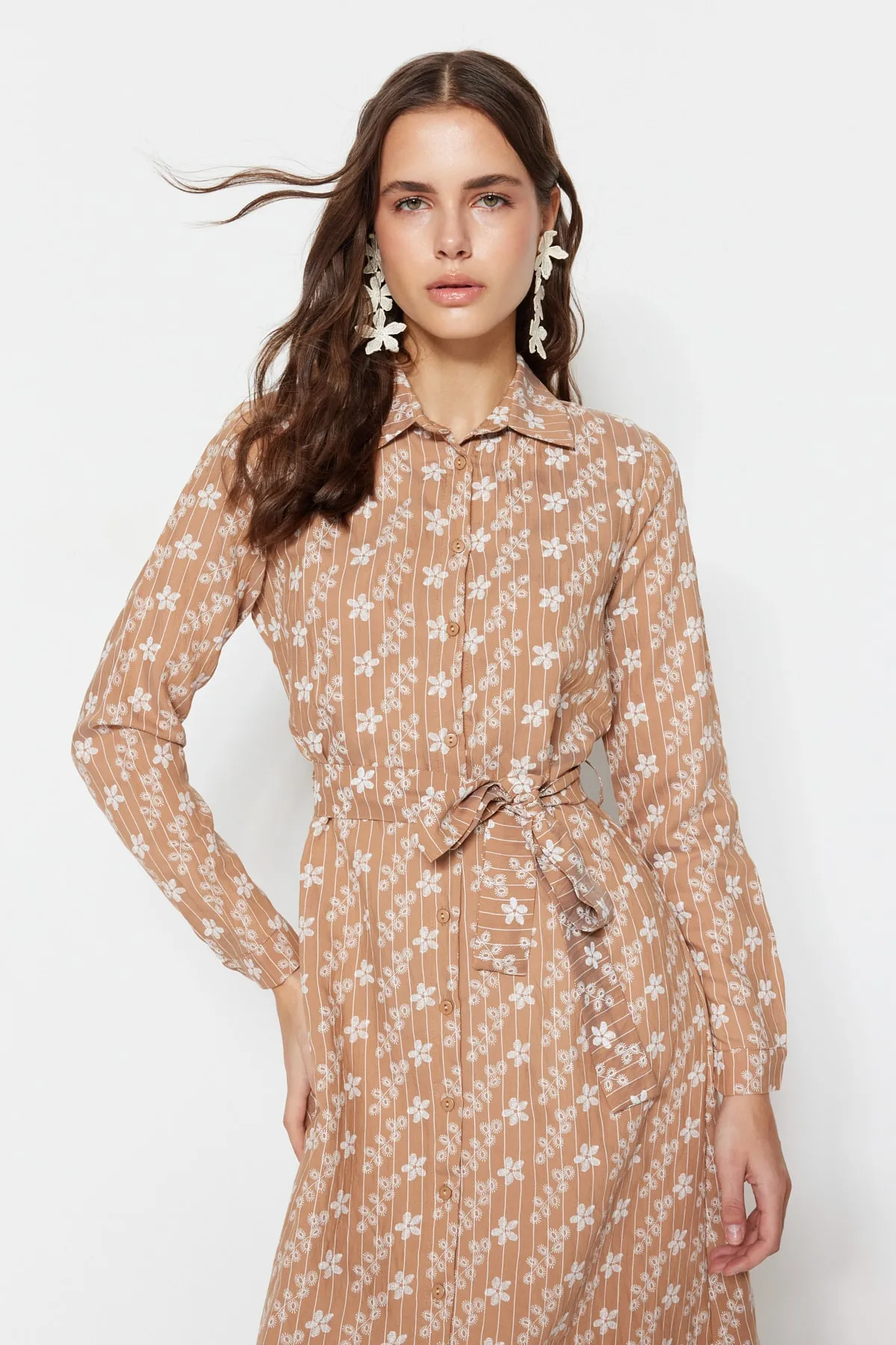 Trendyol Modest  Kamelfarbenes gewebtes Hemdblusenkleid mit Gürtel und Blumenmuster TCTSS23EB00068