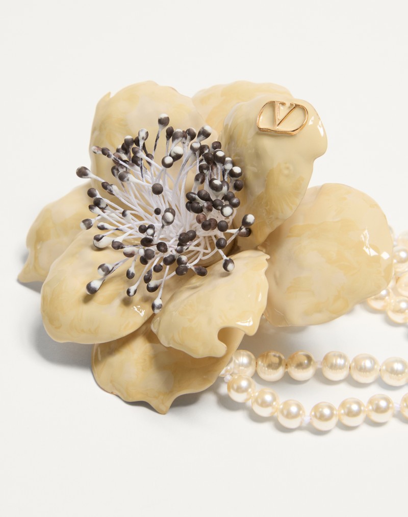 Colar Fleur Lumineuse em metal, esmalte, pérolas e tecido.