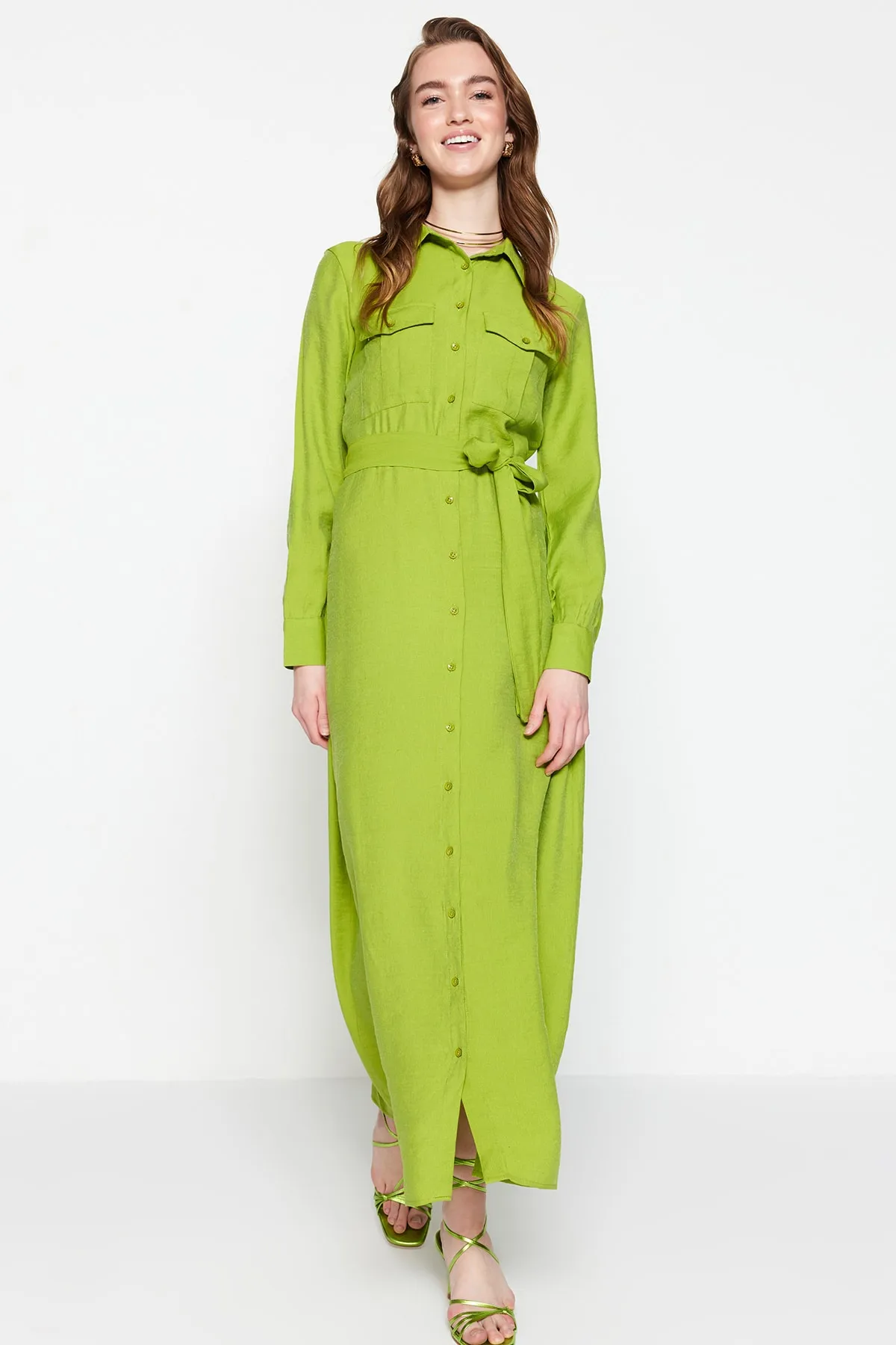 Trendyol Modest  Ölgrünes gewebtes Hemdblusenkleid mit Gürtel und Taschendetail TCTSS23EB00059