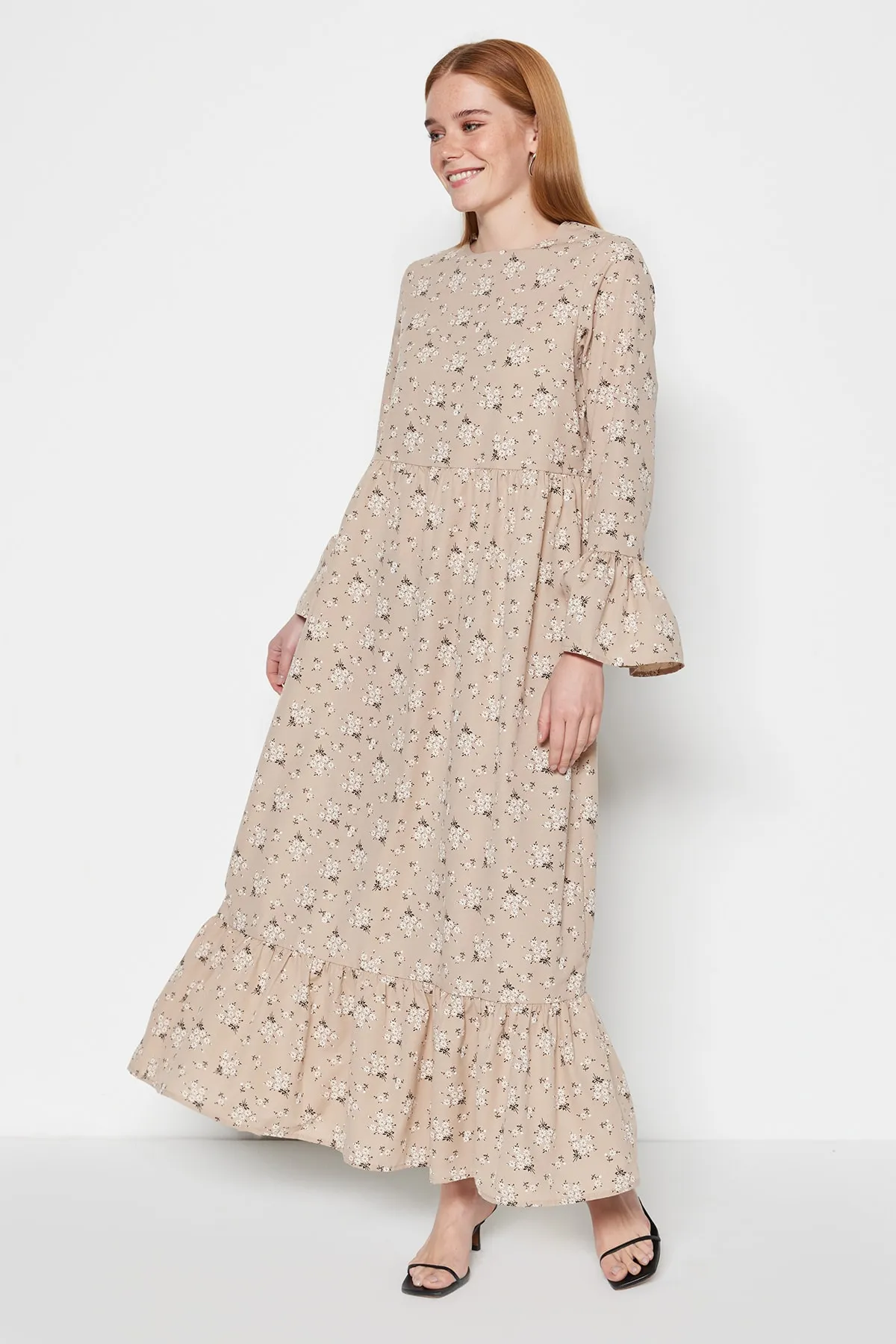 Trendyol Modest  Dunkelbeiges Kleid aus gewebter Baumwolle mit Blumenmuster und Schwungrad-Detail an den Ärmeln TCTSS23EB00273