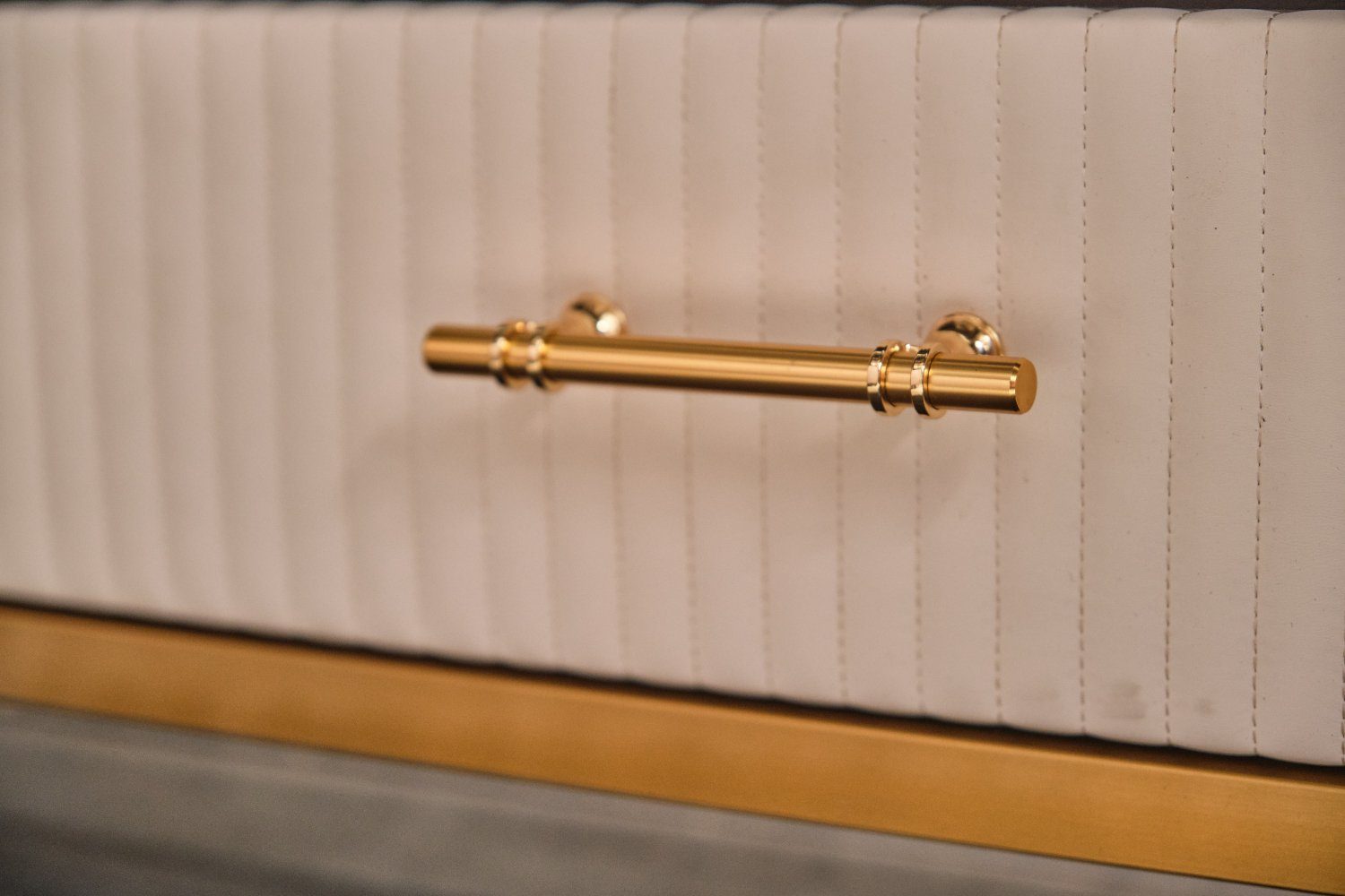 KAWOLA Lowboard MARIA, TV-Bank Marmorplatte Kunstleder versch. Farben