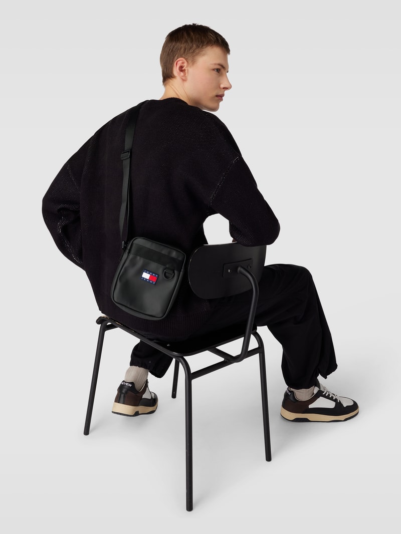 Handtasche mit Label-Patch in schwarz