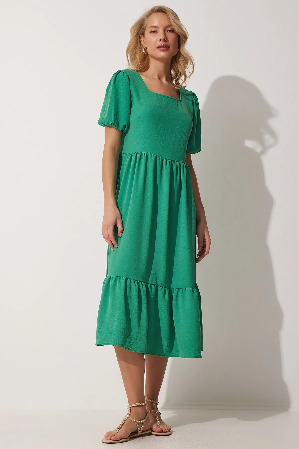Happiness İstanbul  Lebhaftes grünes Ayrobin-Sommerkleid mit quadratischem Kragen für Damen ZH00023