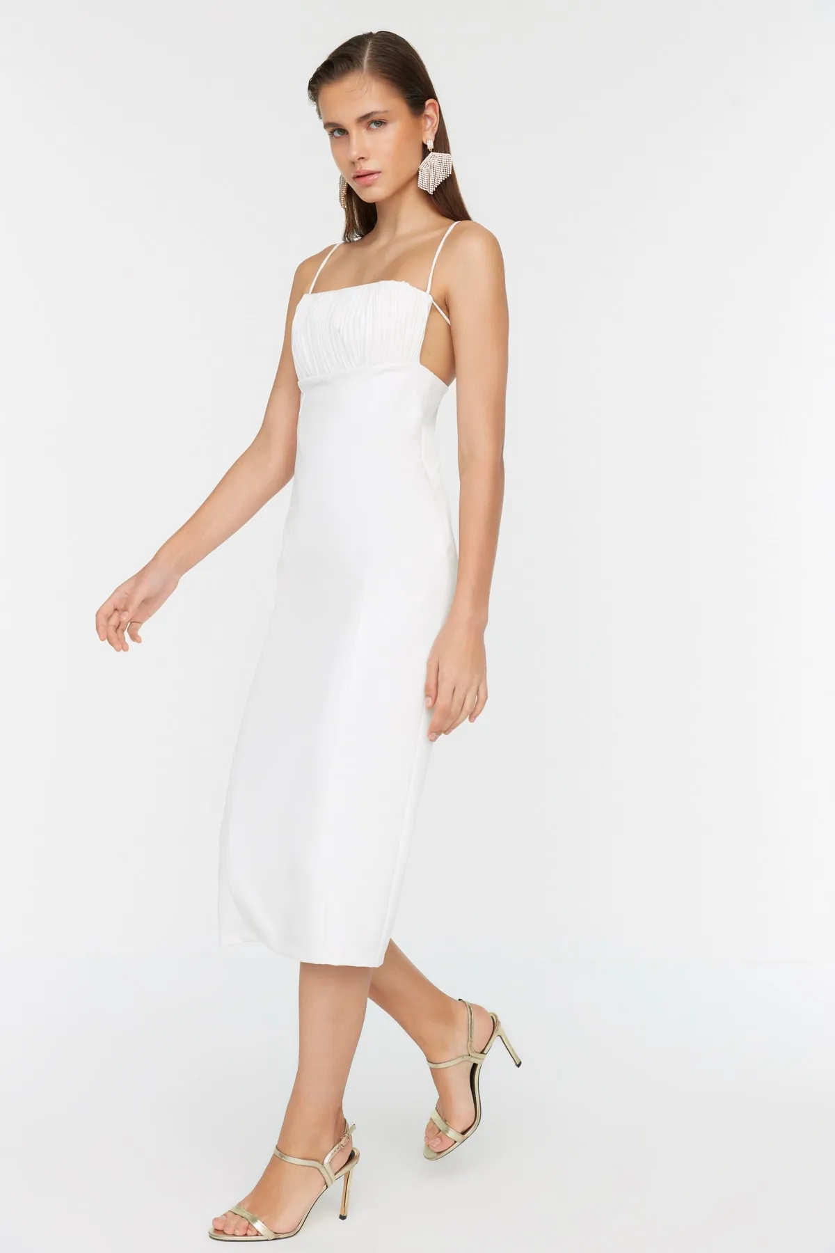 Trendyol Collection  Braut-Abendkleid mit Ecru-Kragen und detailliertem Ausschnitt TPRSS22EL3197