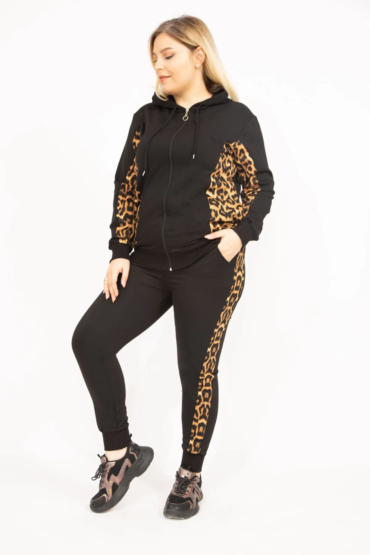 Şans  Schwarzes Damen-Sweatshirt-Hose-Set mit Kapuze, großes Leopardenmuster, 65n35744