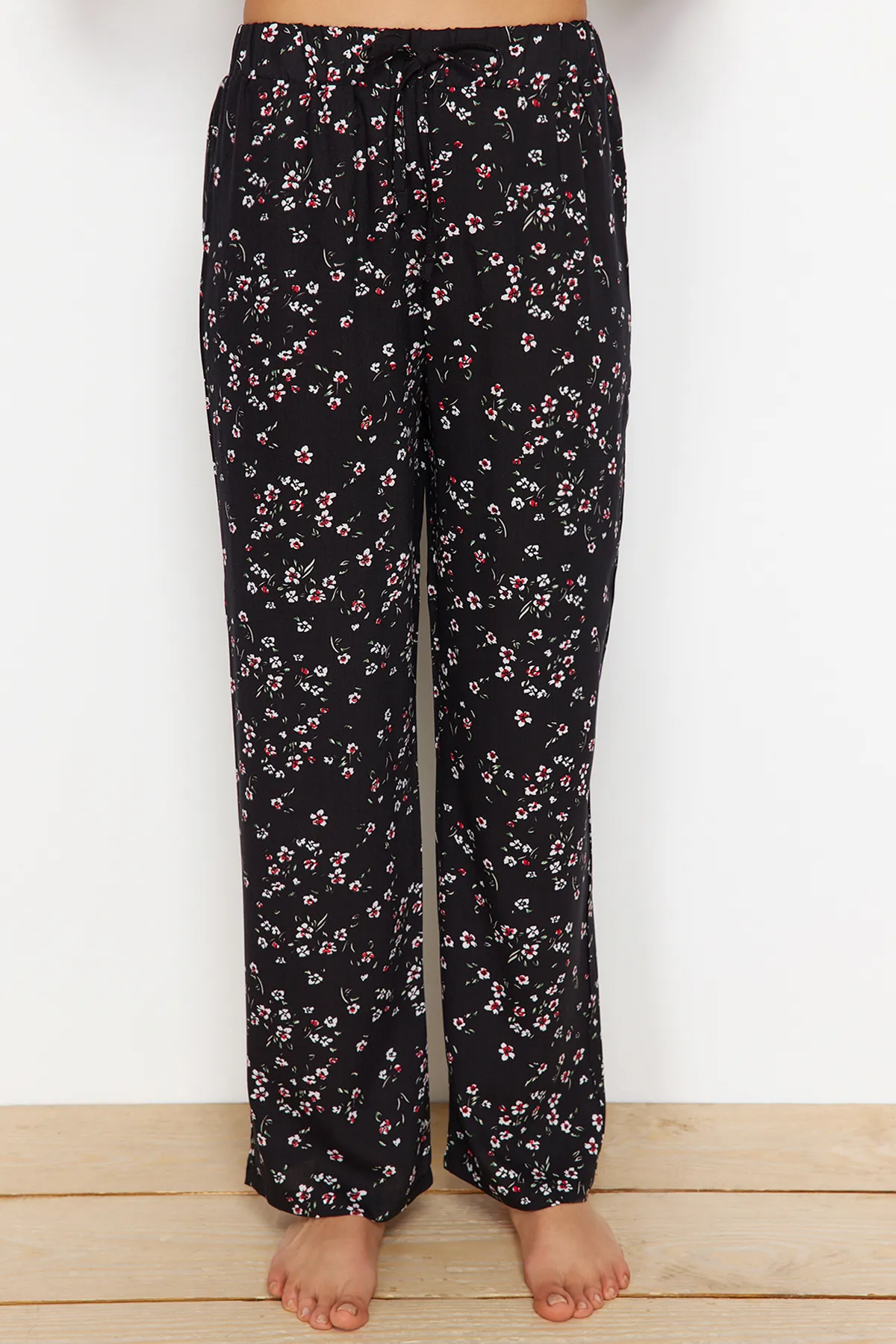 Trendyol Collection  Schwarzes Pyjama-Set aus Viskosegewebe mit Blumenmuster und Schnürriemen THMSS24PT00301