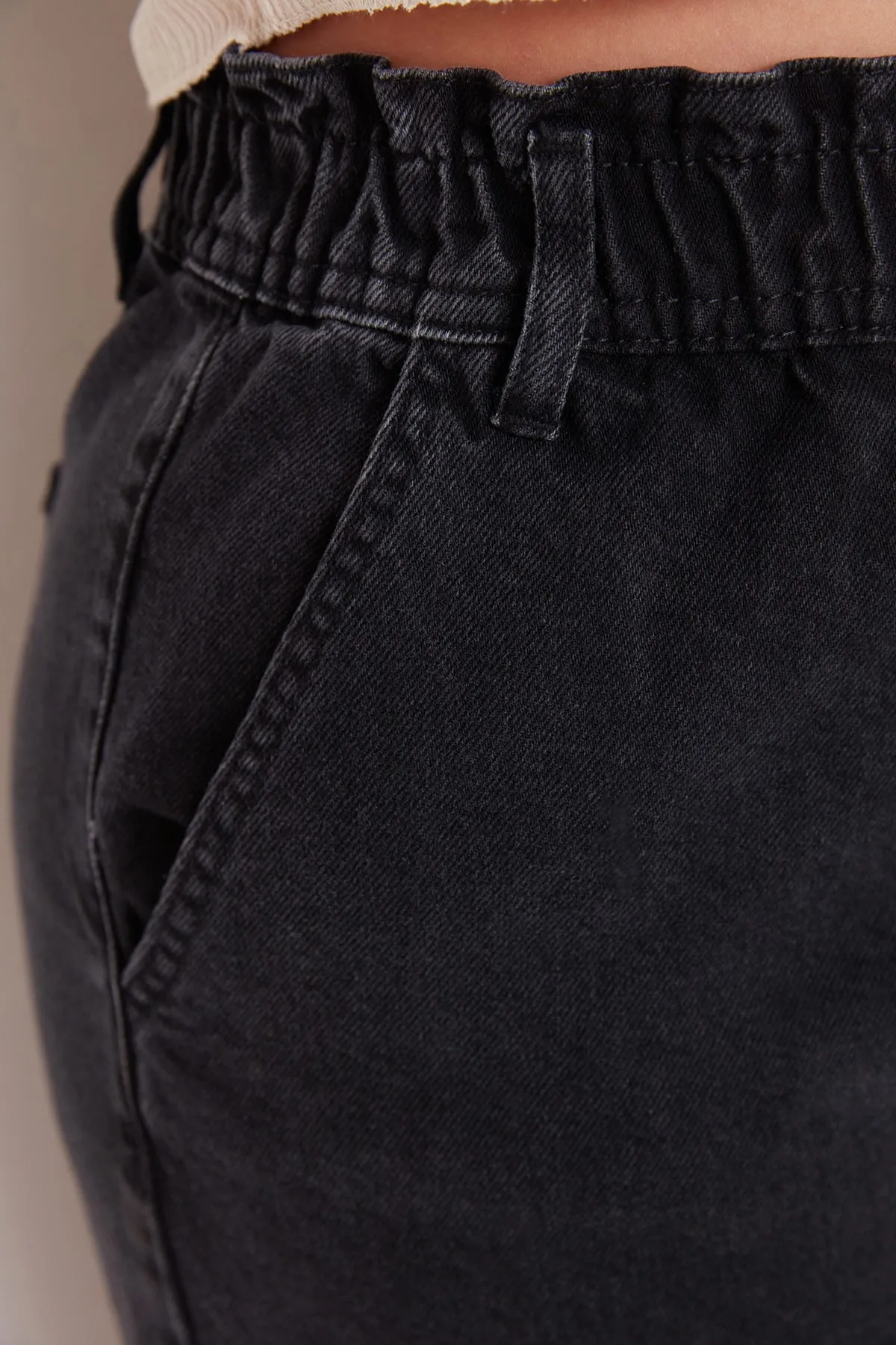 Trendyol Curve  Schwarze Mom-Jeans mit hoher Taille und detaillierten Taschen TBBAW23CJ00007
