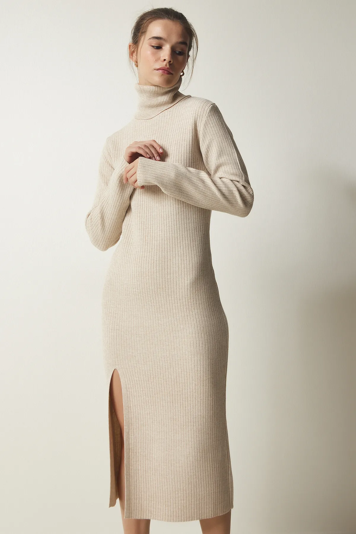 Happiness İstanbul  Damen-Strickkleid mit Rollkragen und Schlitz in Beige PF00038