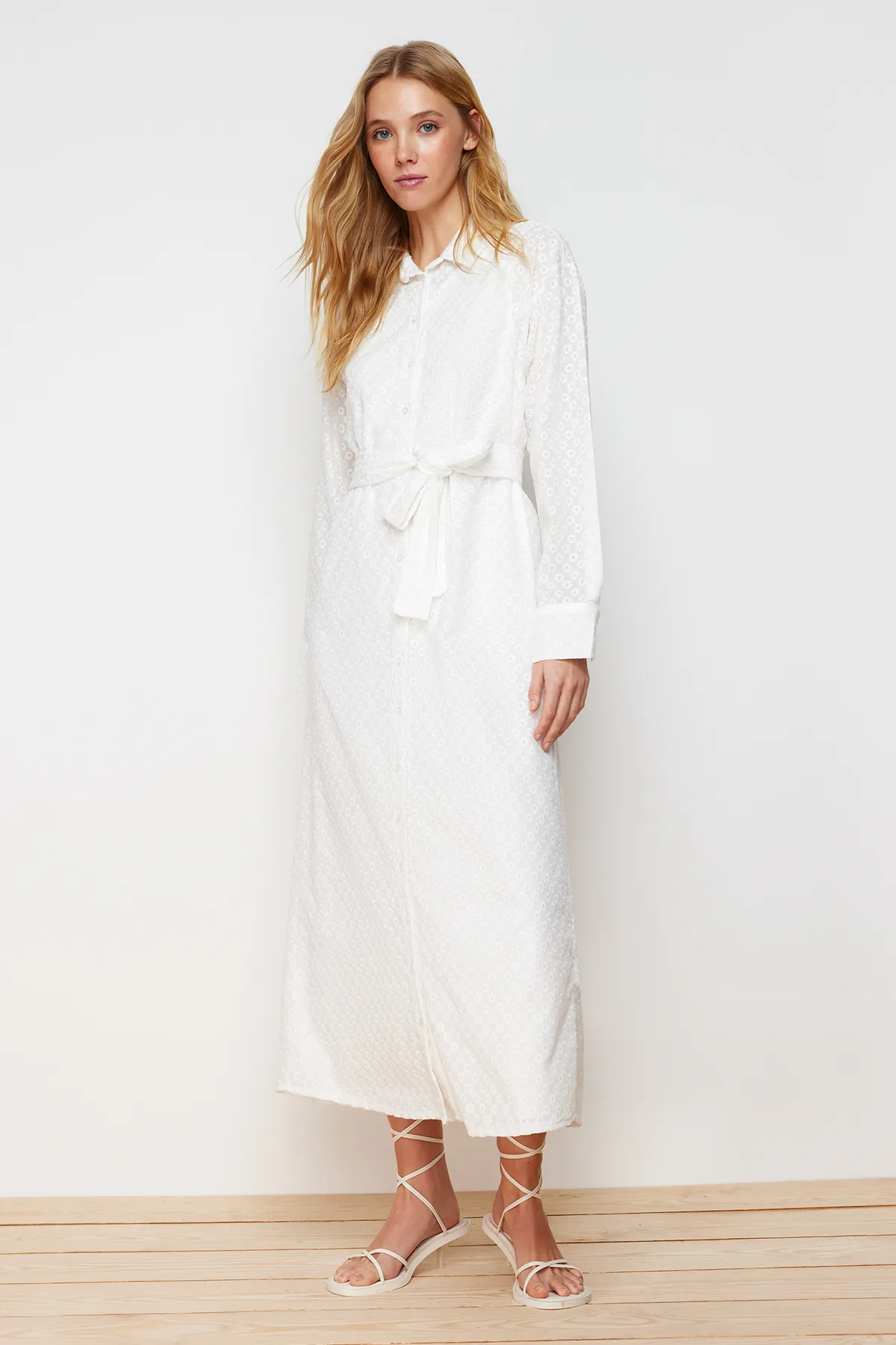 Trendyol Modest  Weißes, geblümtes, gewebtes Hemdkleid mit Gürtel, Stickerei und Futter TCTSS24EB00052