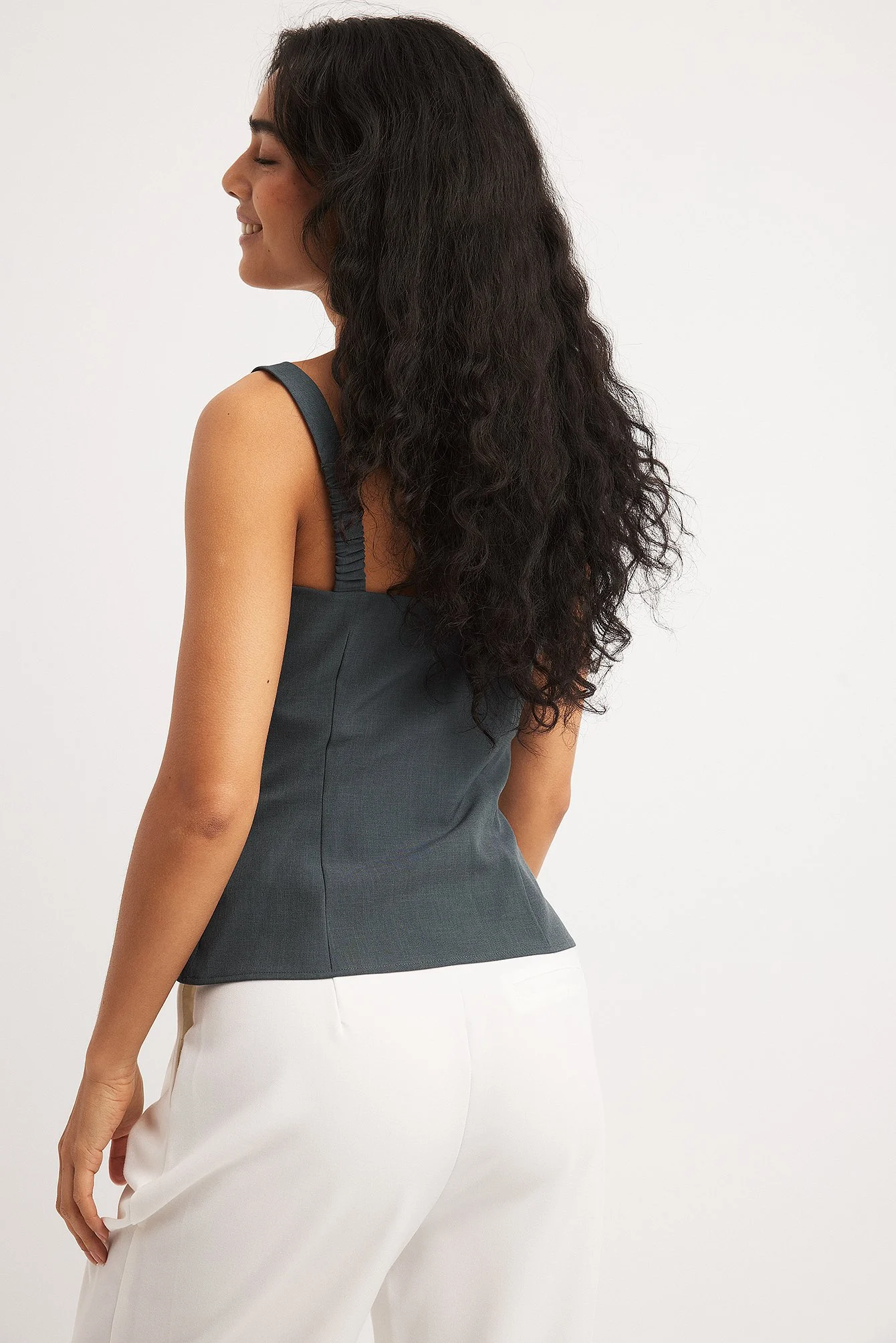 Tailliertes Singlet mit Rüschen